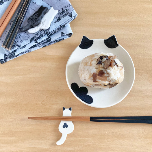 テーブルで猫を感じ心がやすらぐ猫小皿2枚セット