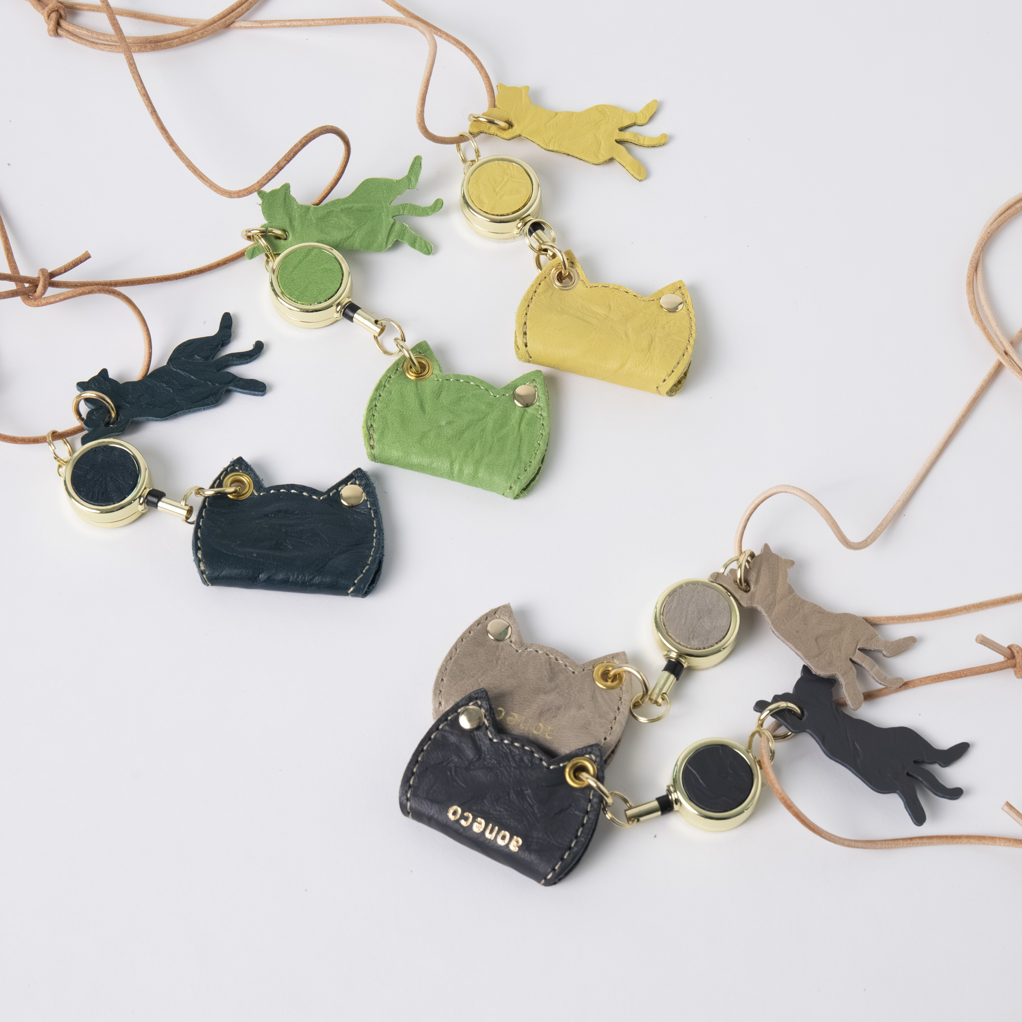 リール 付きペンホルダー　保護ネコ寄付チケット付き