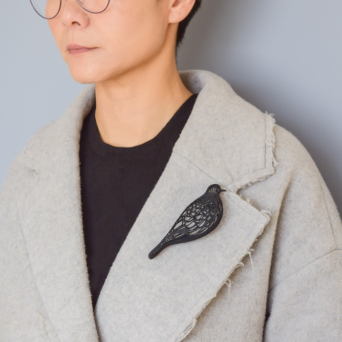 色が選べる　ハト　ブローチ