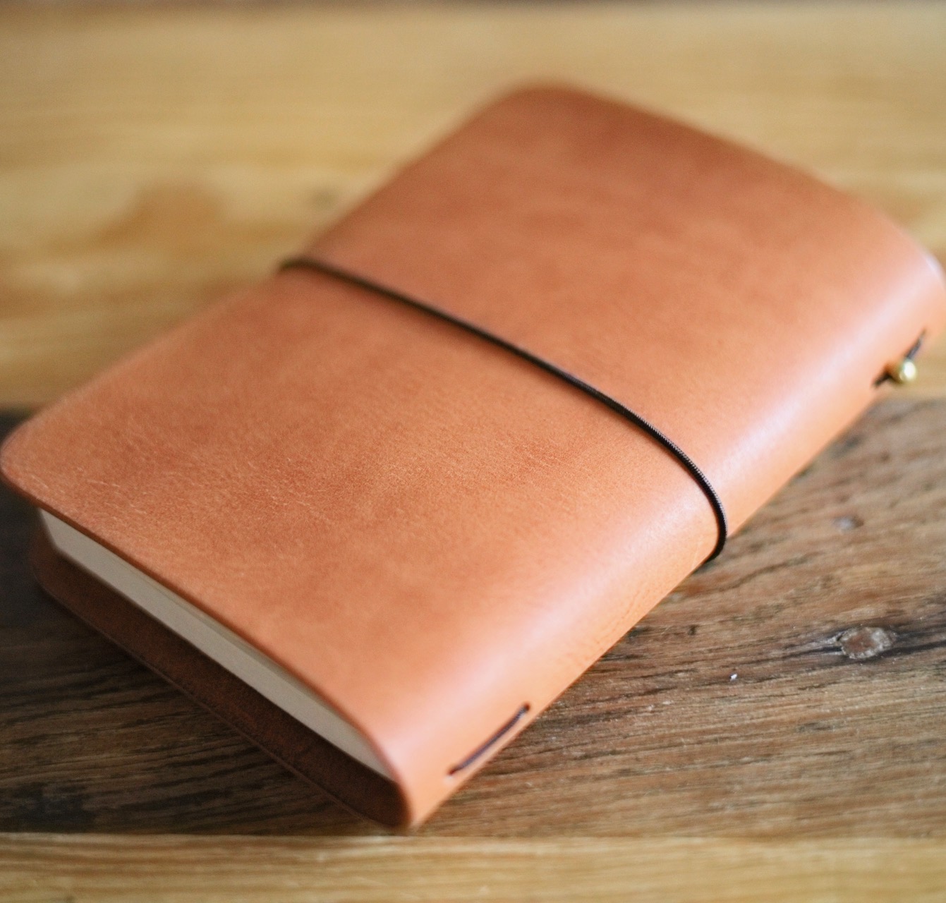 真鍮玉とオイルレザーのブックカバー
