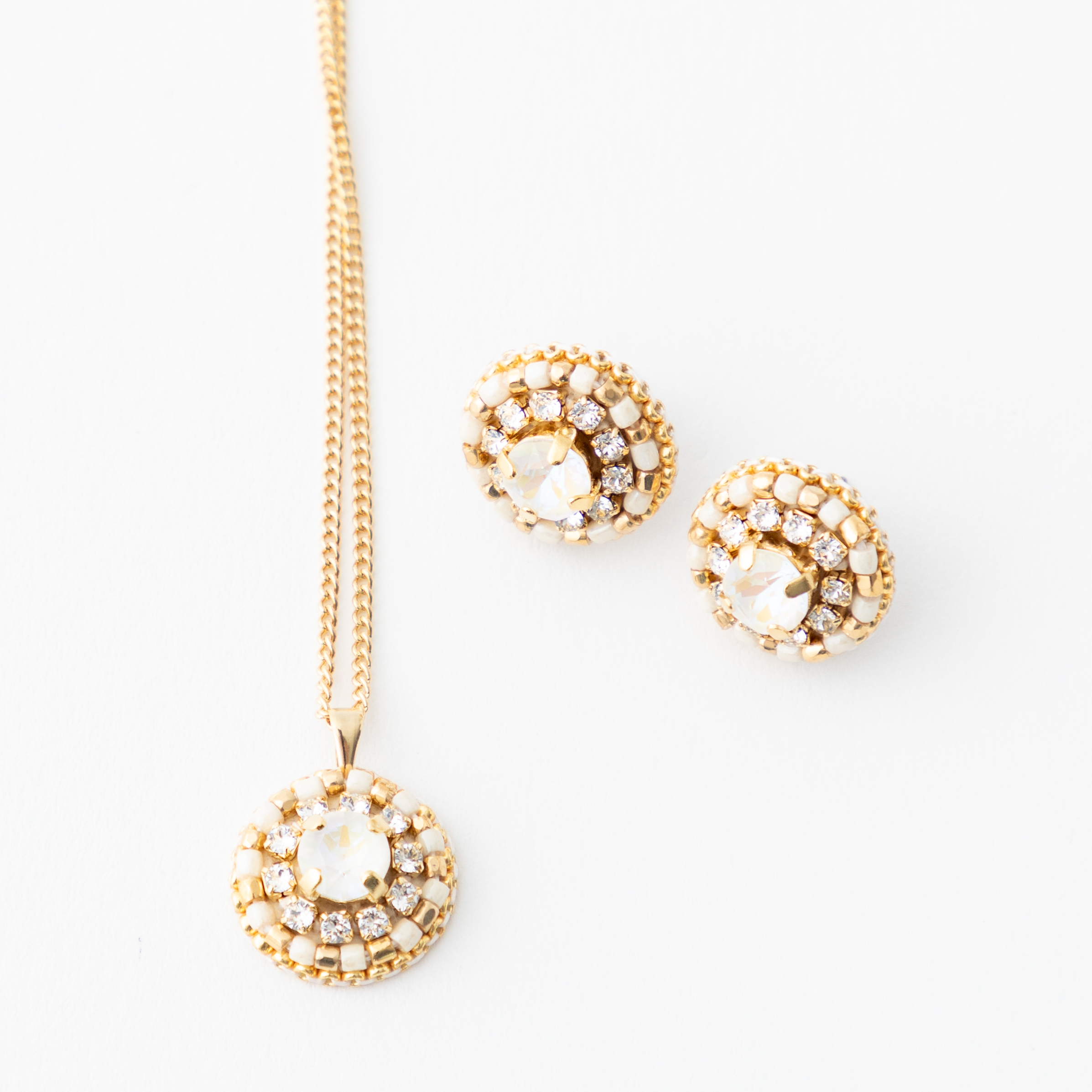 きらめくビーズ刺繍のアクセサリー2点セット （イヤリング&ネックレス）