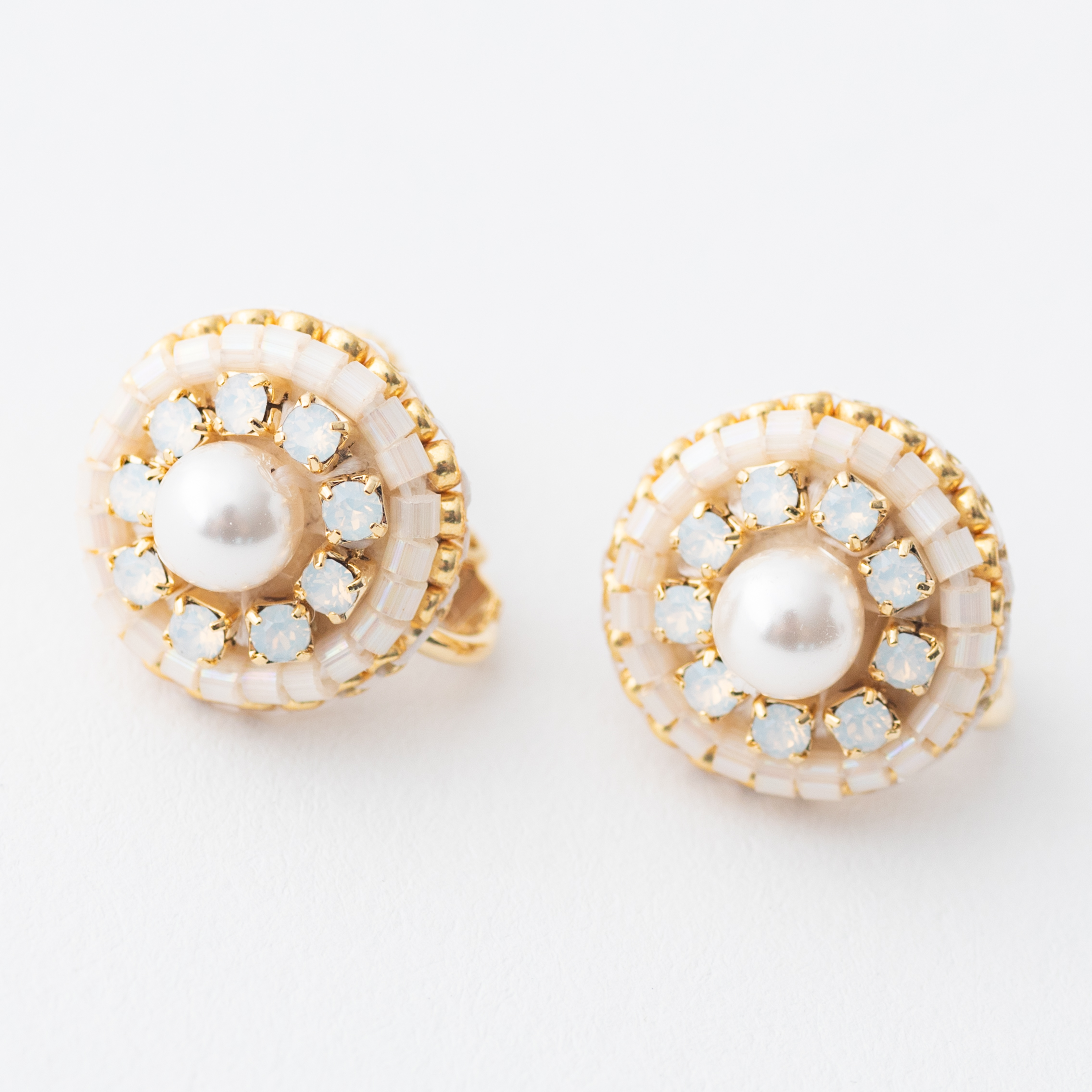 シルキーグレースのビーズ刺繍ピアス