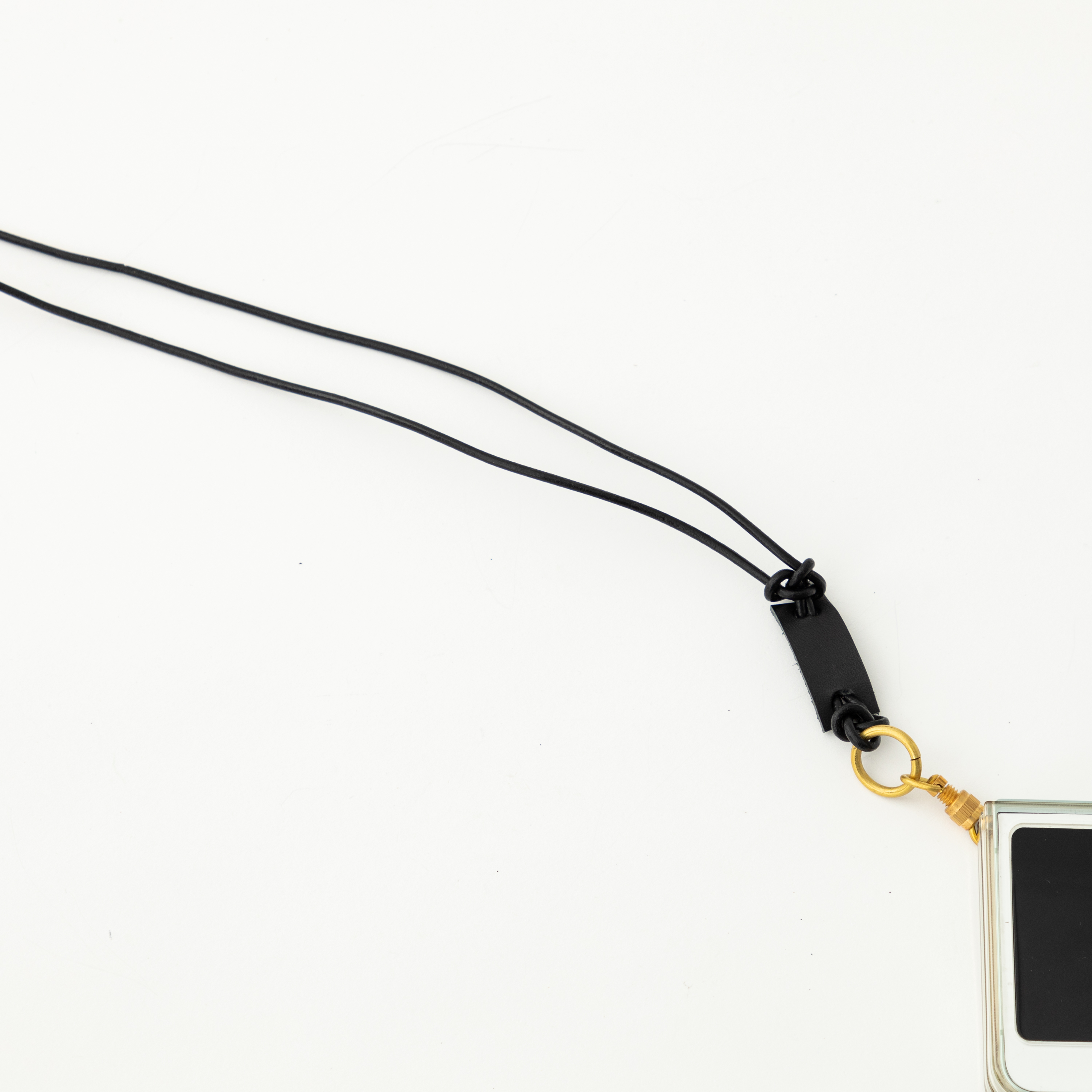 育てるネックストラップ – 真鍮とヌメ革の装い