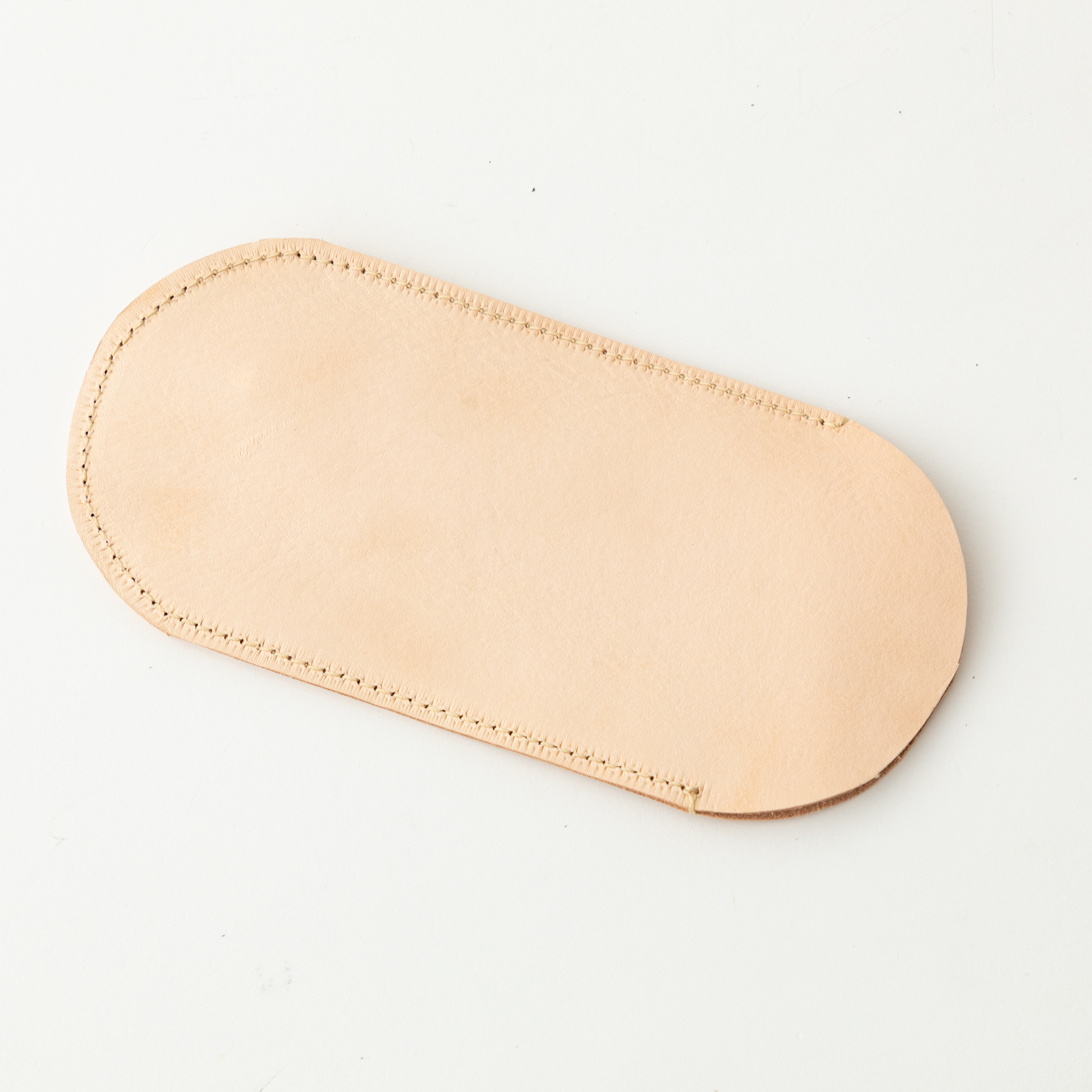 唯一無二の艶へ – 育てる本革の眼鏡ケース