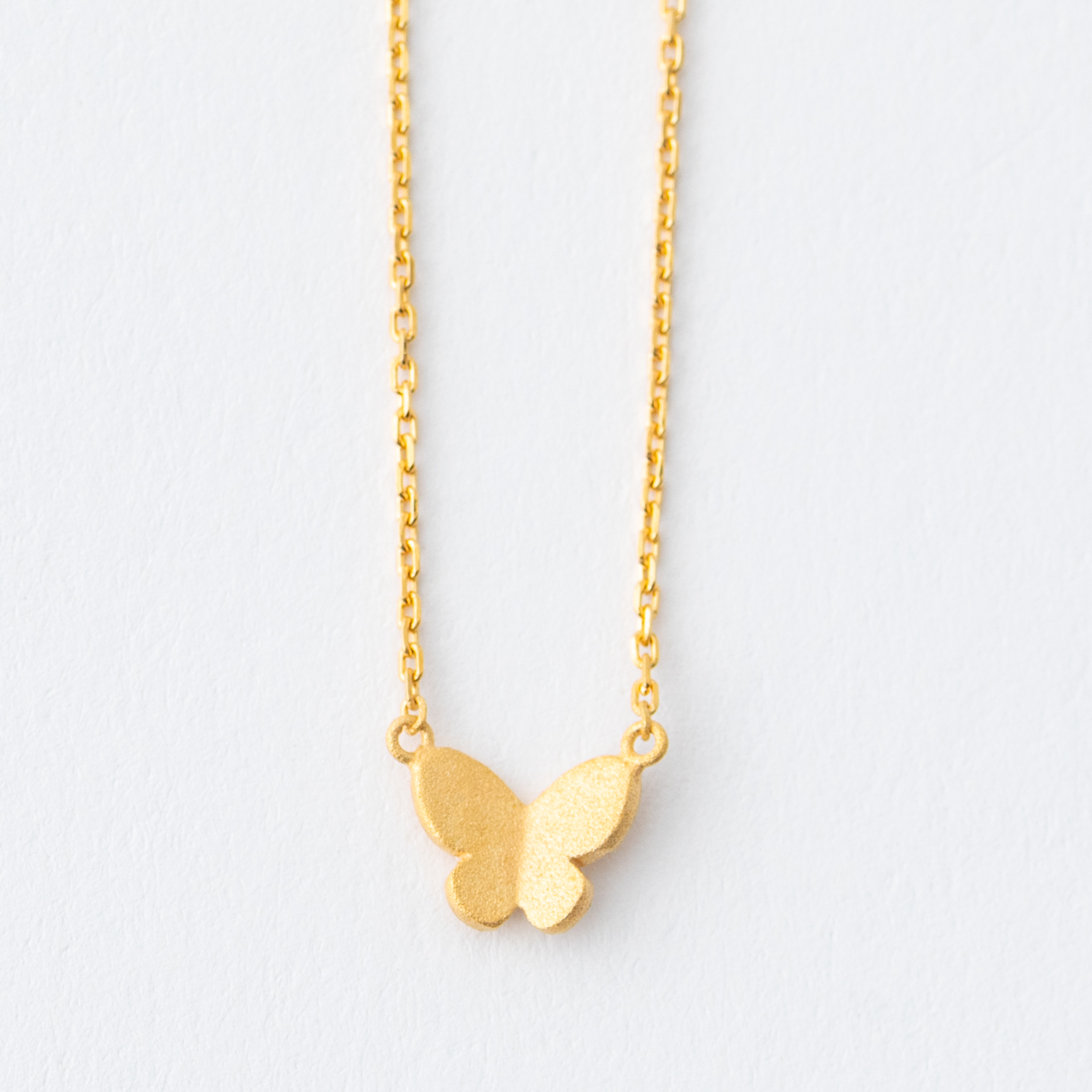小さな蝶のシンプルネックレス　ちょうちょ　バタフライ　スキンジュエリー