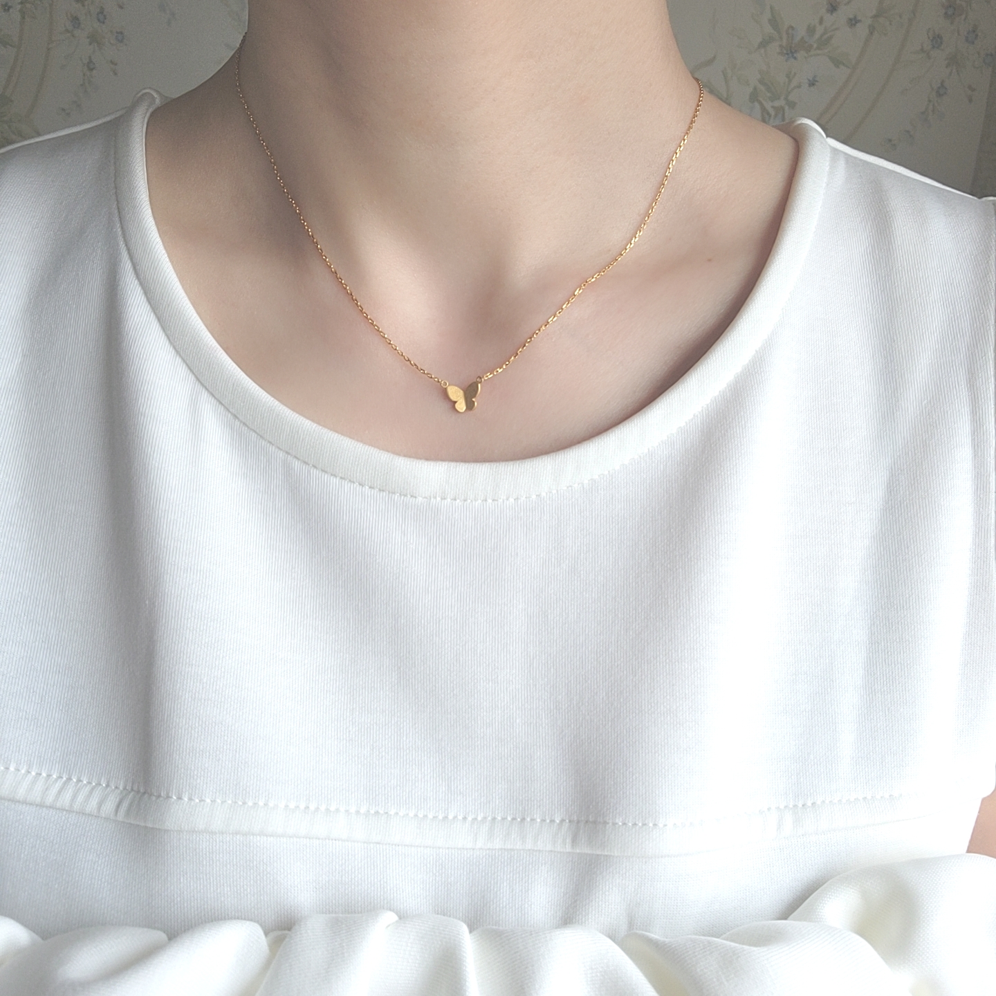 小さな蝶のシンプルネックレス　ちょうちょ　バタフライ　スキンジュエリー