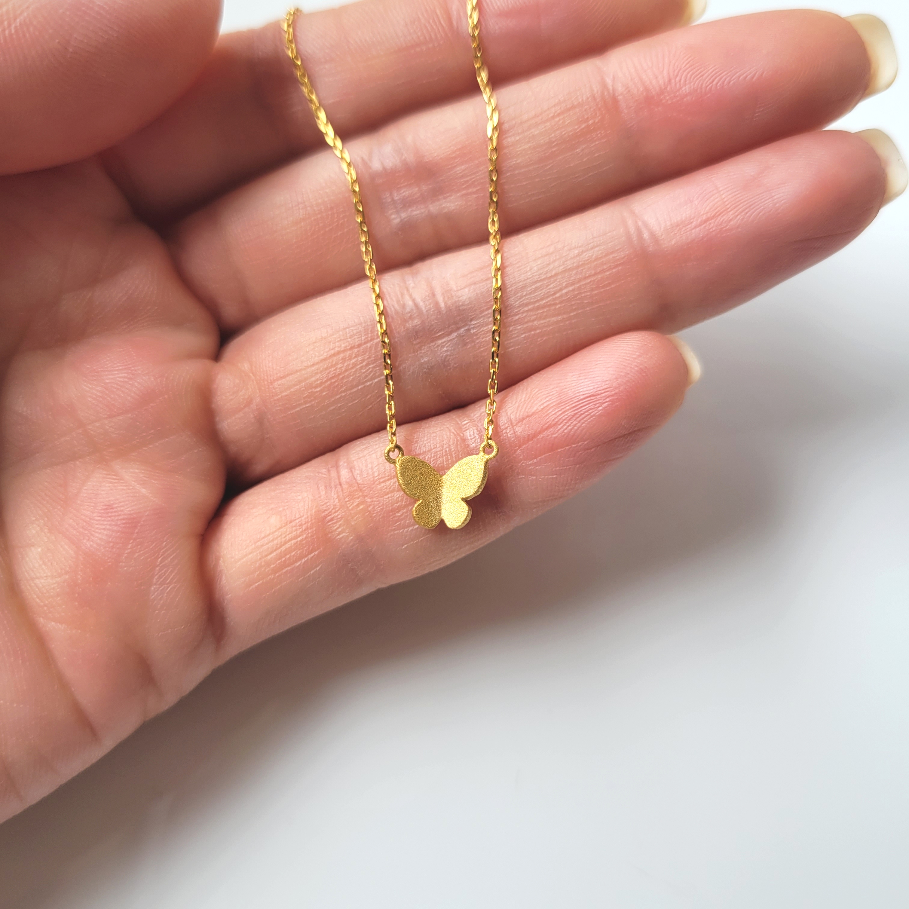 小さな蝶のシンプルネックレス　ちょうちょ　バタフライ　スキンジュエリー