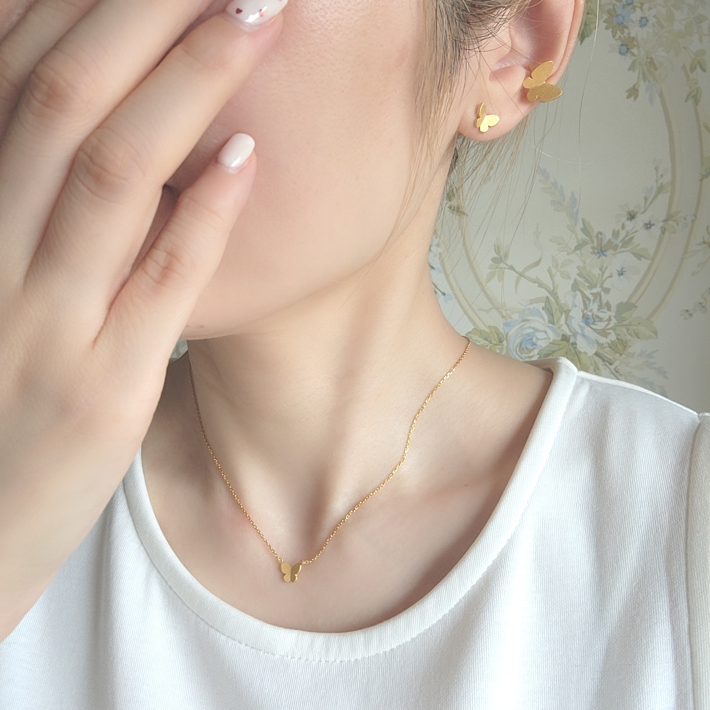 小さな蝶のシンプルネックレス　ちょうちょ　バタフライ　スキンジュエリー