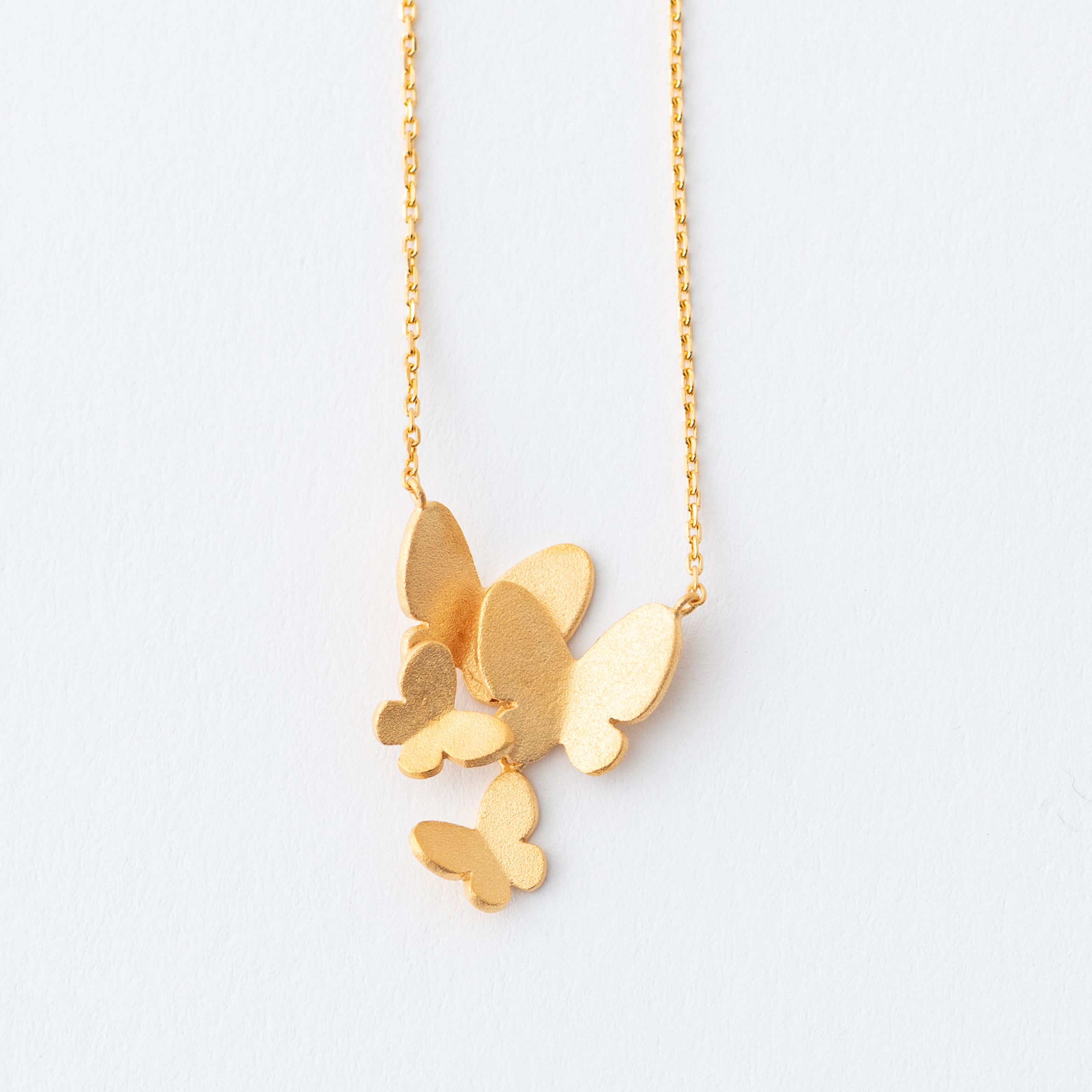 花に集まる蝶々 バタフライネックレス 揺れるちょうちょ