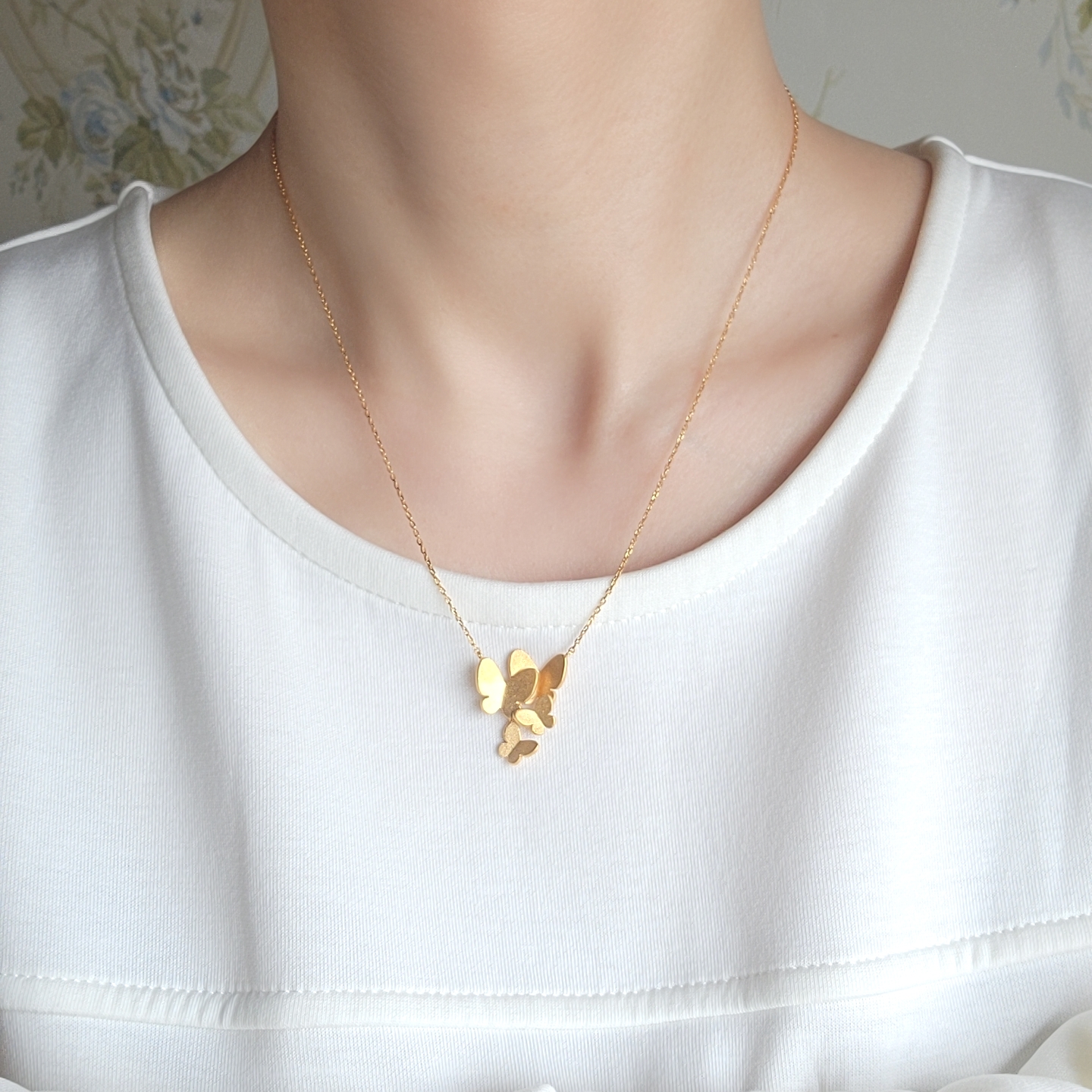 花に集まる蝶々 バタフライネックレス 揺れるちょうちょ