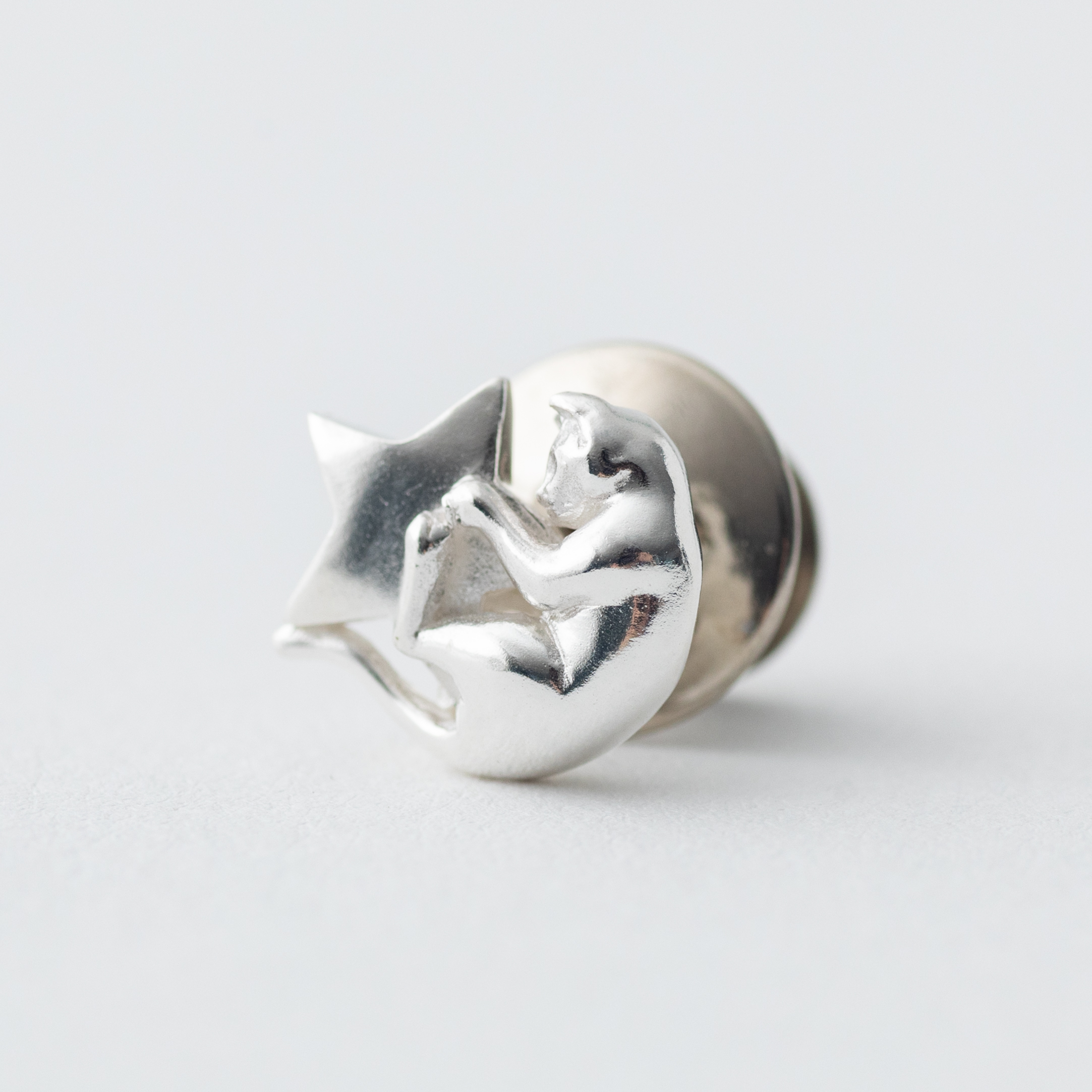 星をキャッチした猫のピンブローチ 　> STAR CATcher <