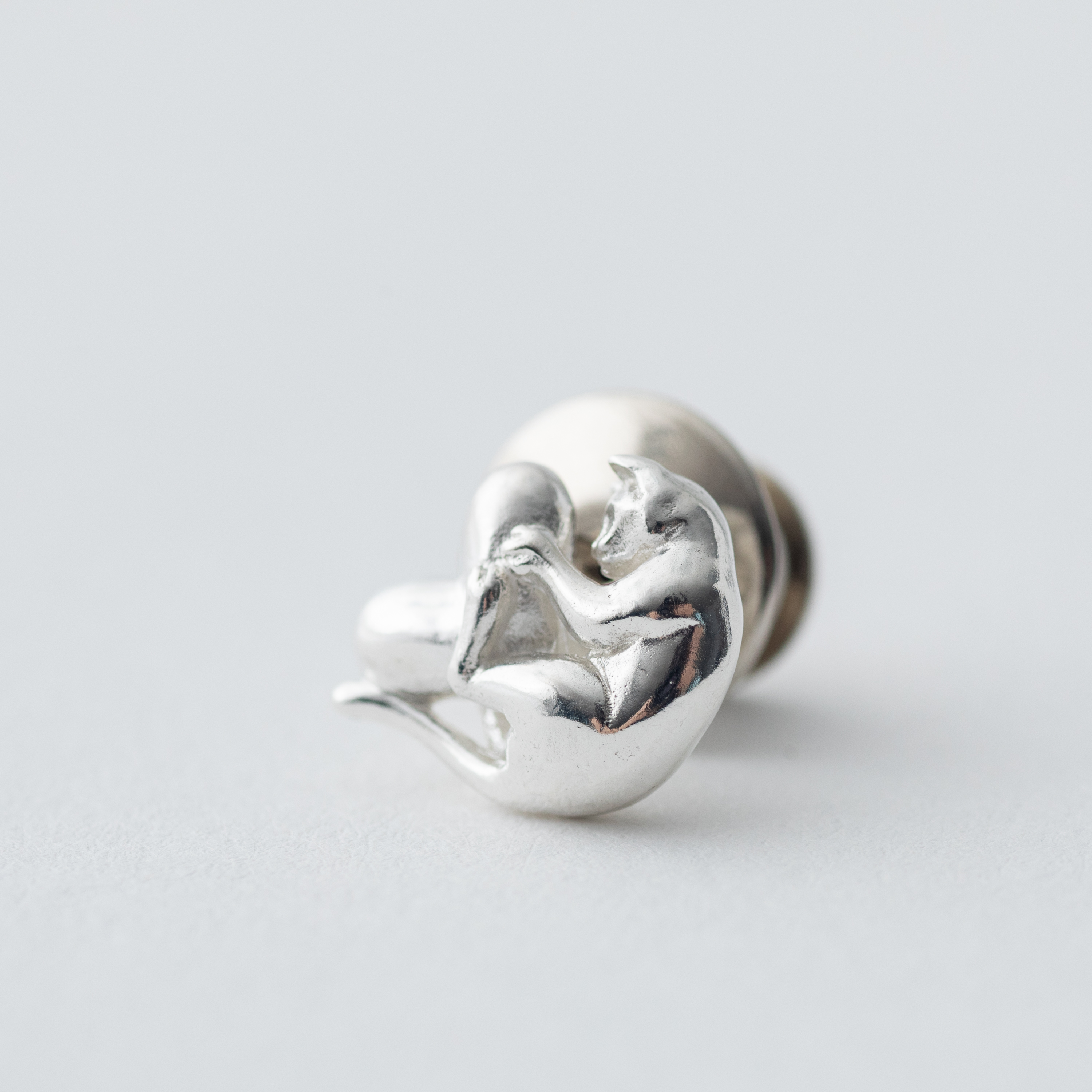 ハートをキャッチした猫のピンブローチ > Heart CATcher <