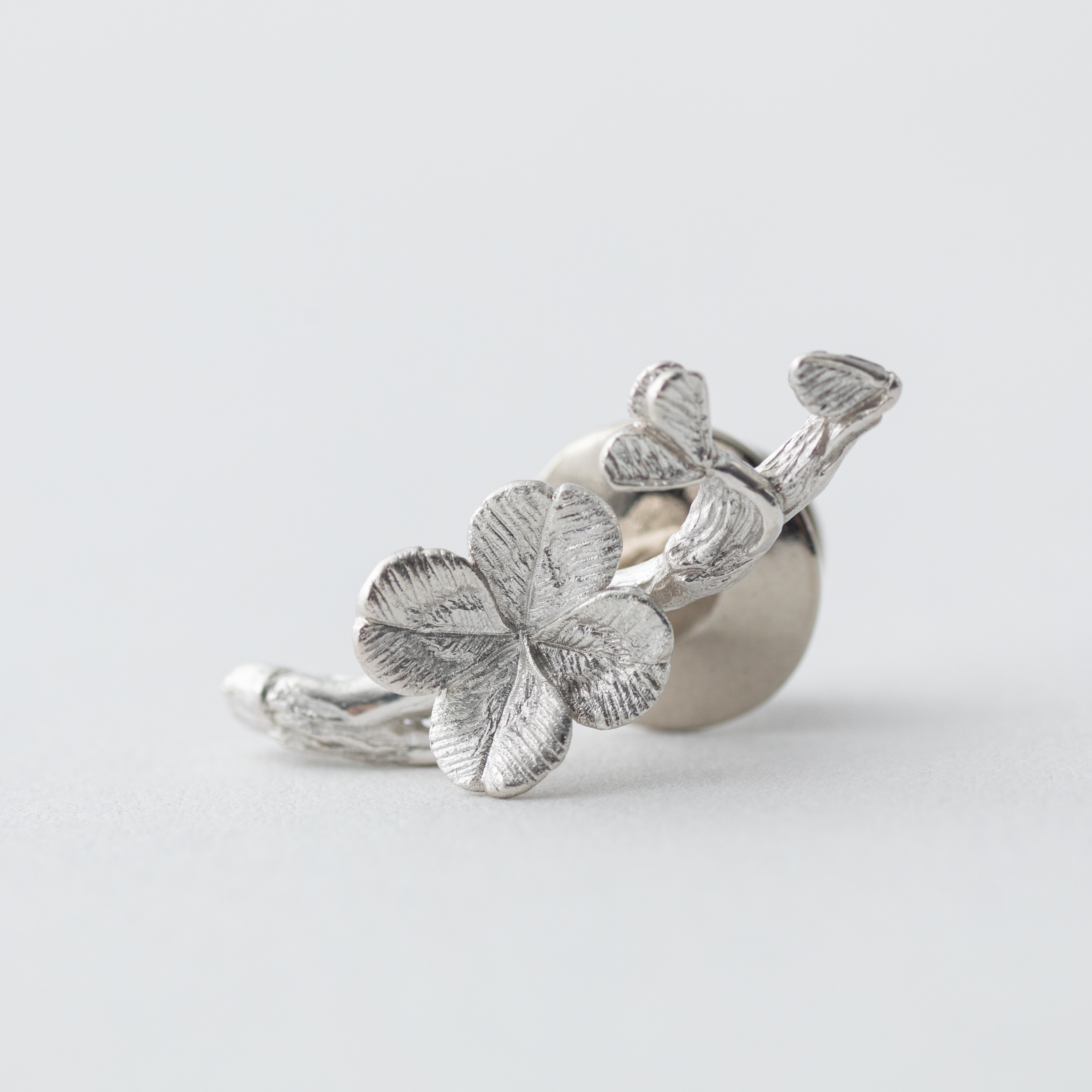 クローバーのピンブローチ