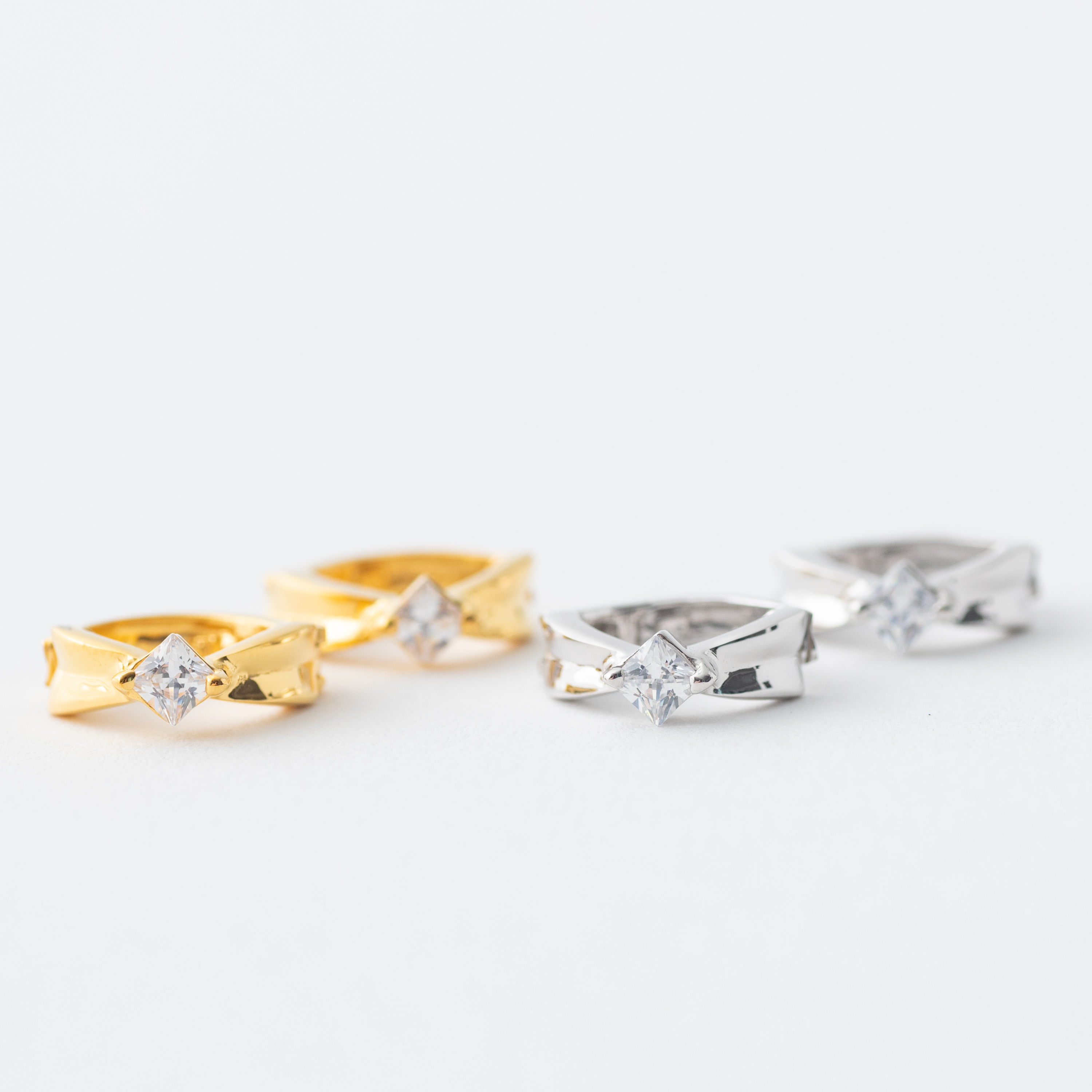 耳にやさしいイヤリング　スクエア1石