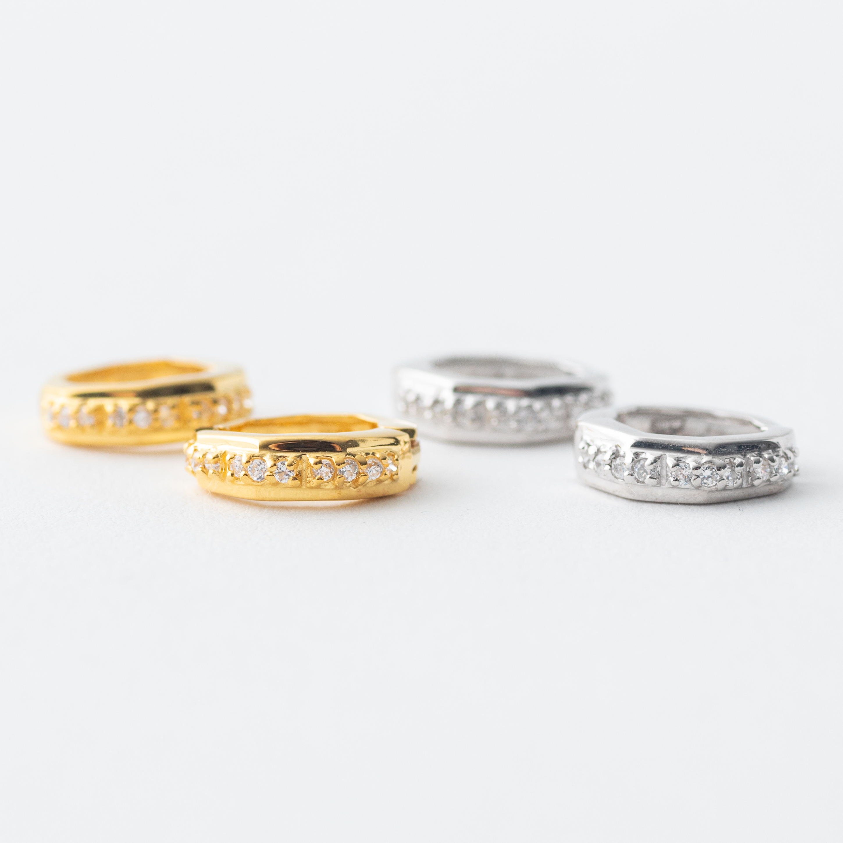 耳にやさしいイヤリング　レール10石