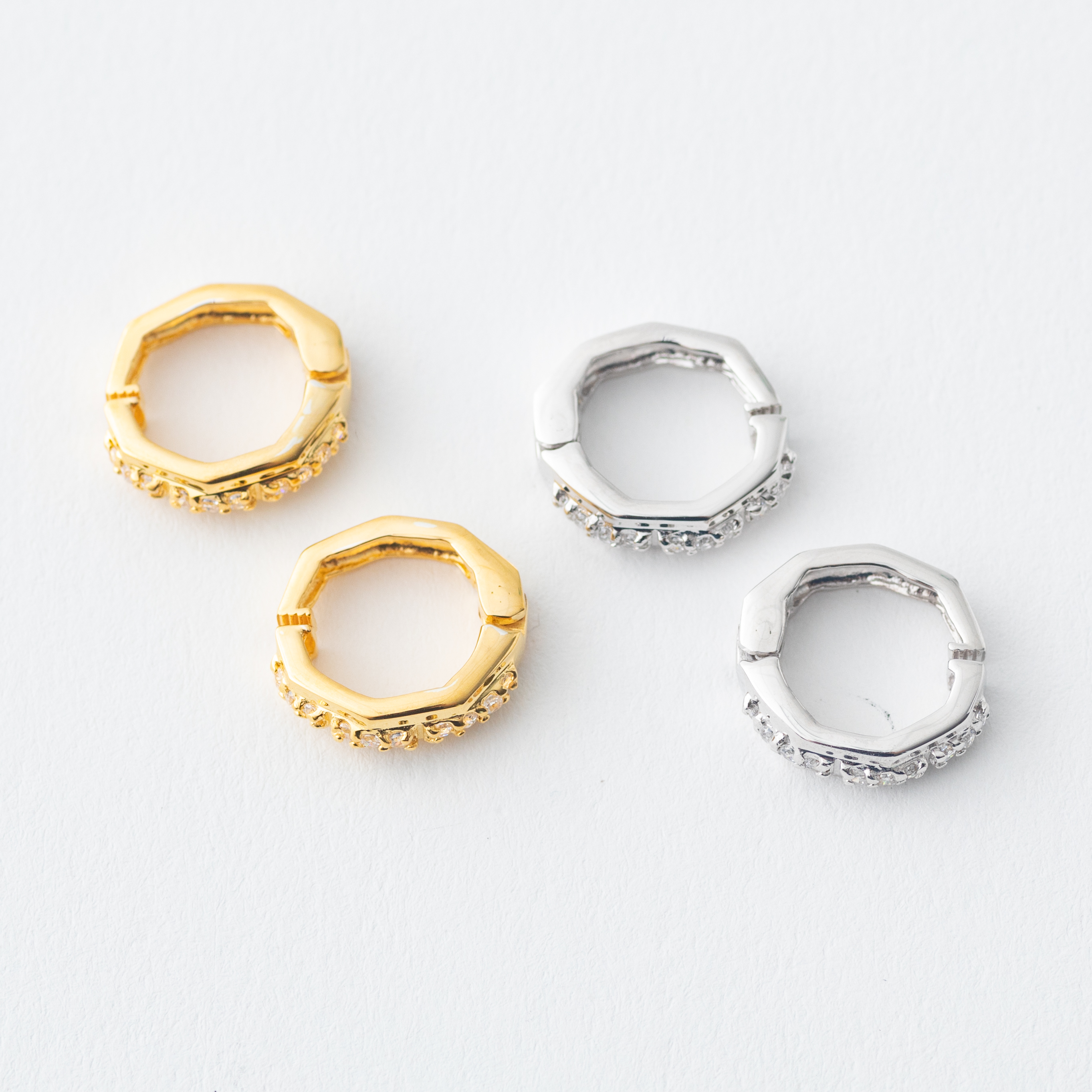 耳にやさしいイヤリング　レール10石