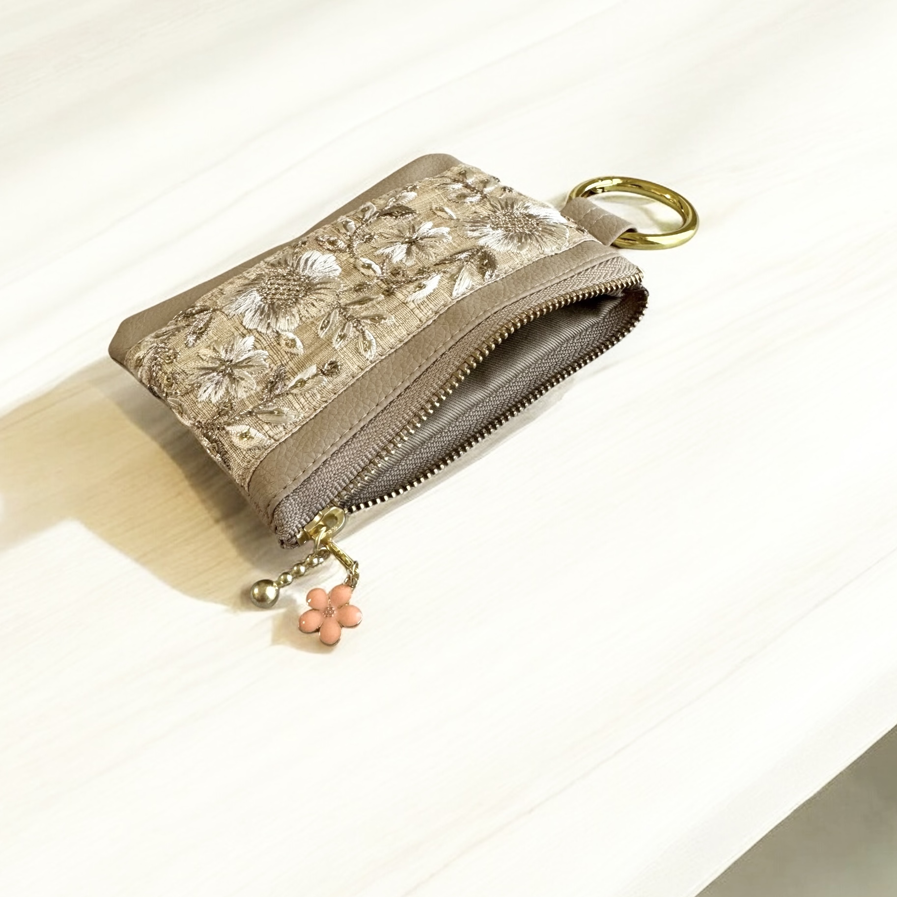 インド刺繍×エコレザー　ミニポーチ（シャンパンゴールドのお花）