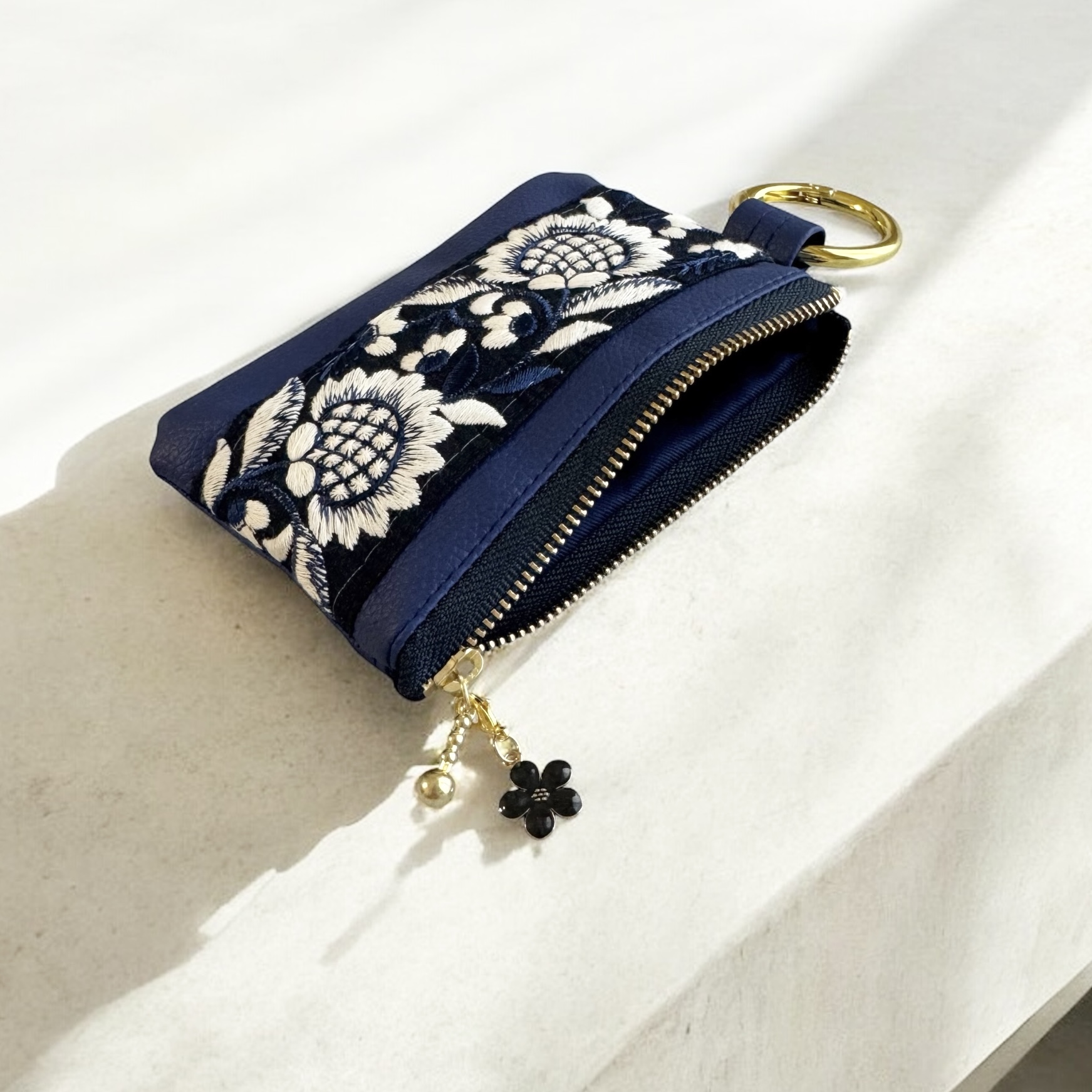 インド刺繍×エコレザー　ミニポーチ（ネイビーフラワー）