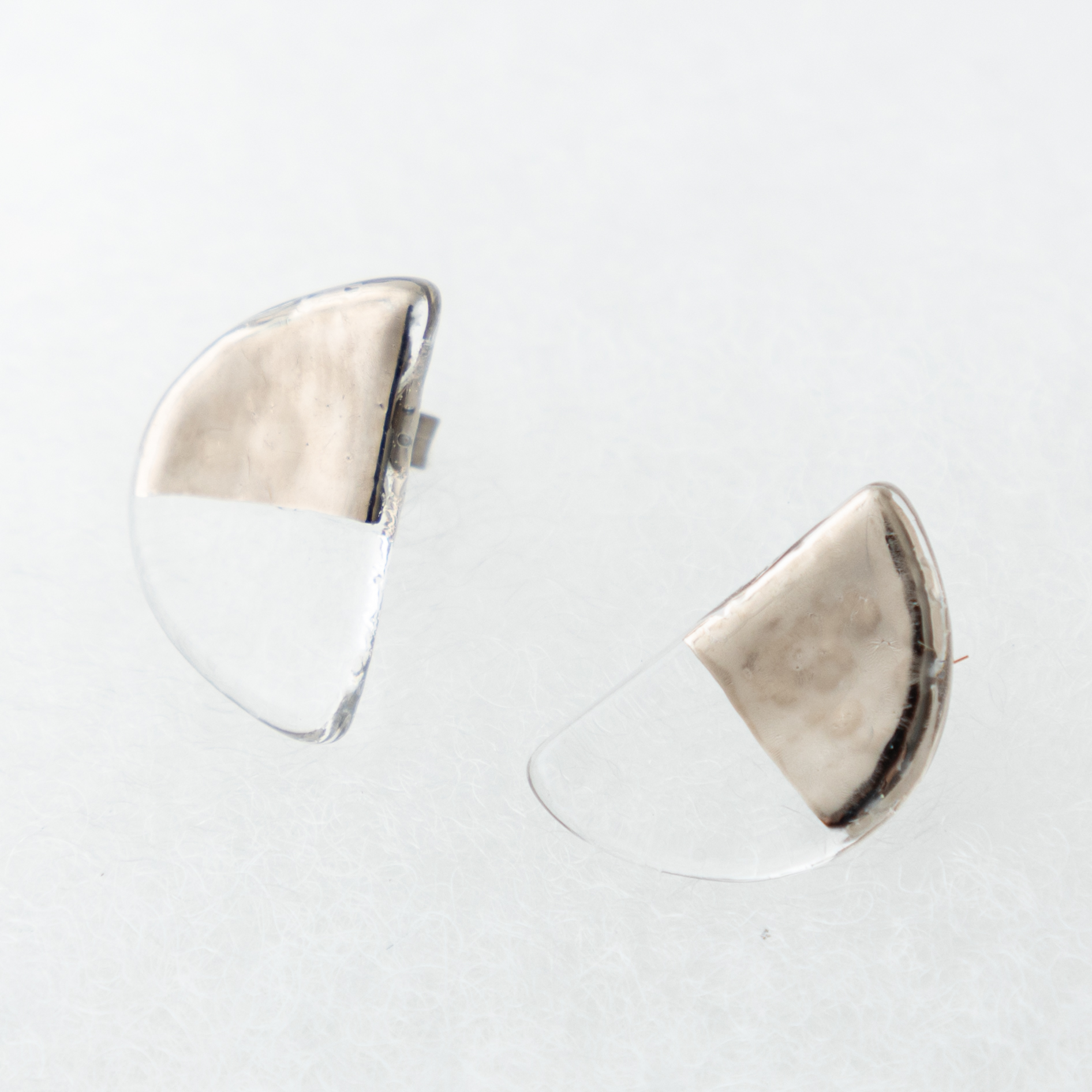 クリアガラスのハーフムーンピアス