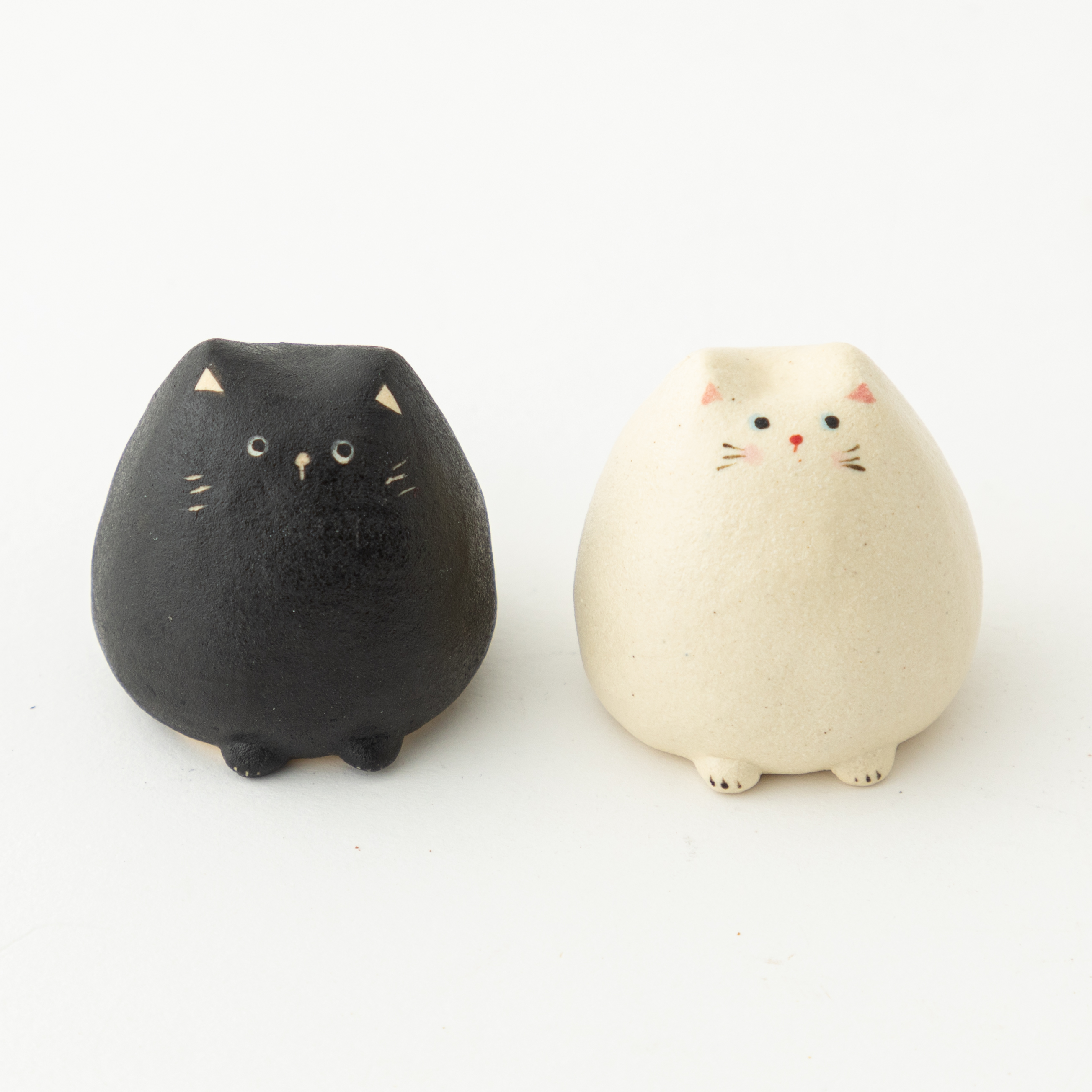 陶器の小さな猫の置物たち（白/黒）