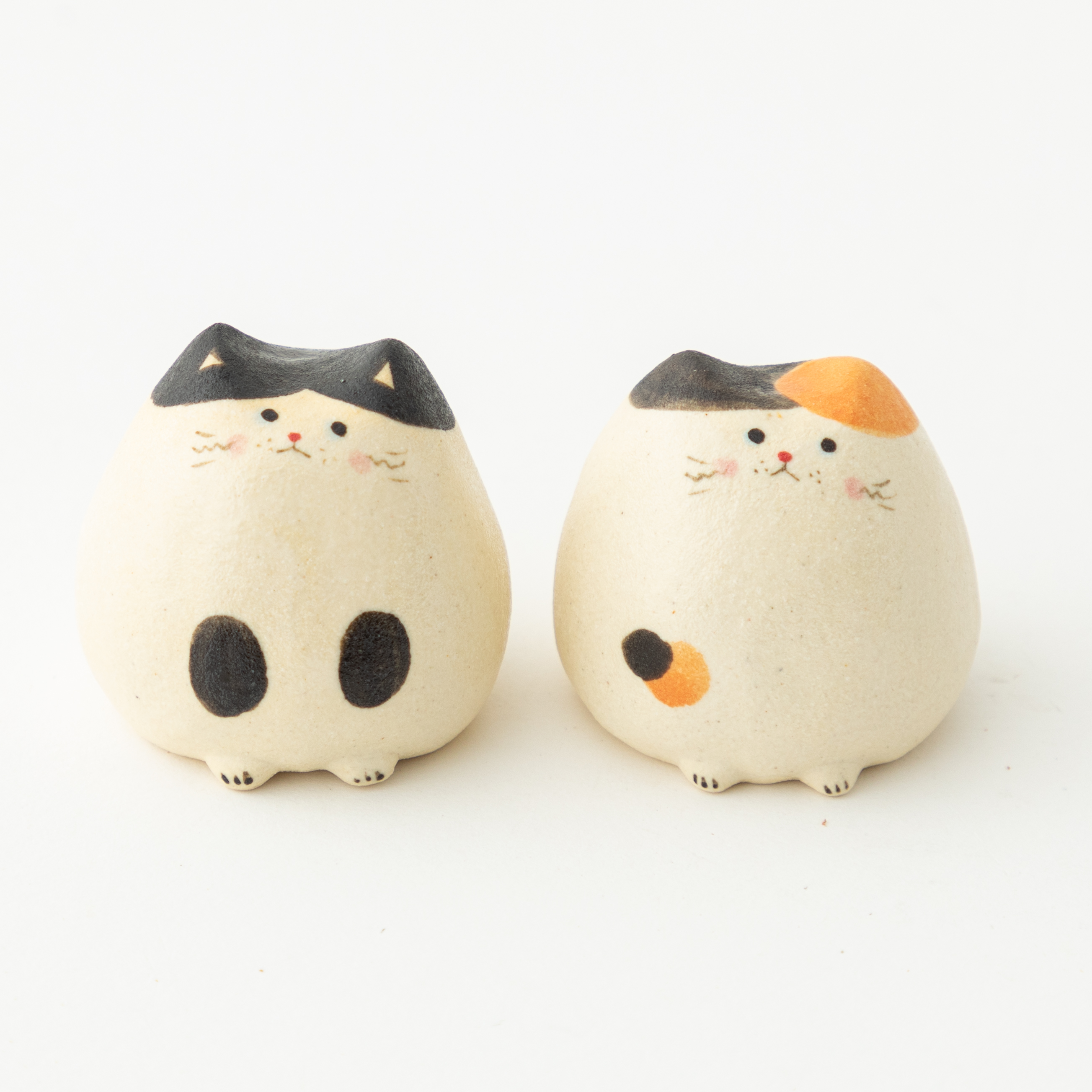 陶器の小さな猫の置物たち（三毛/はちわれ）