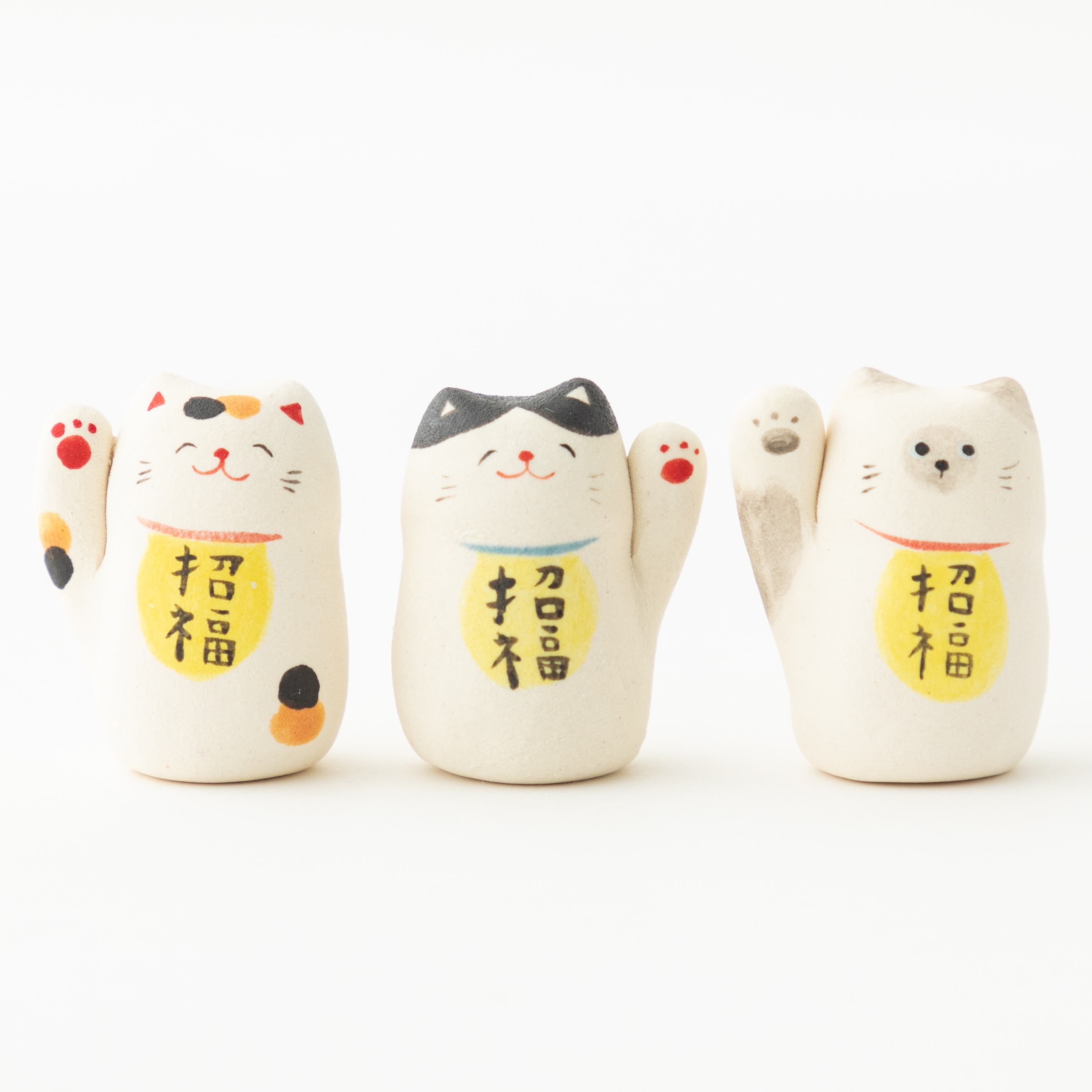 陶器の小さな招き猫たち
