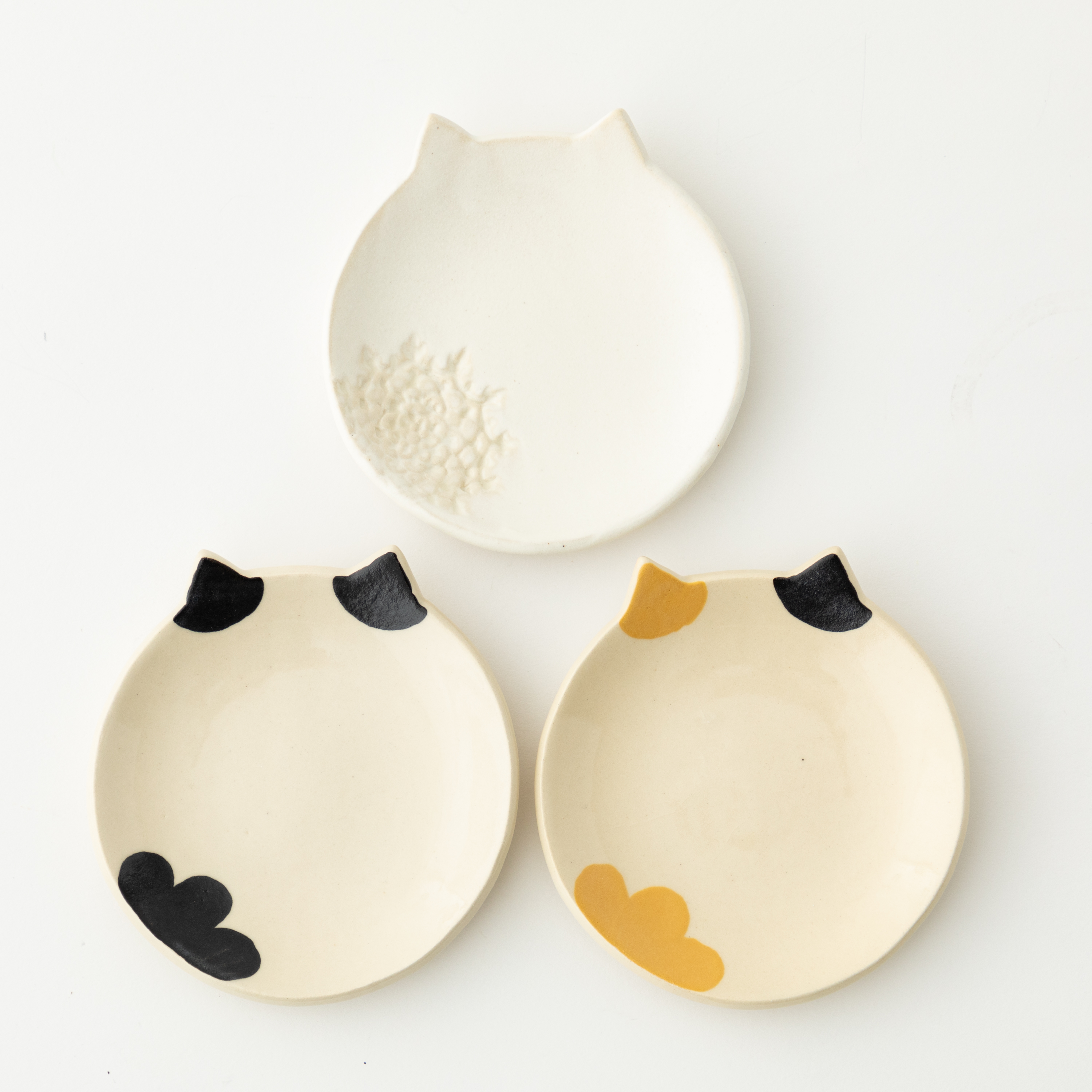 テーブルで猫を感じ心がやすらぐ猫小皿フルセット