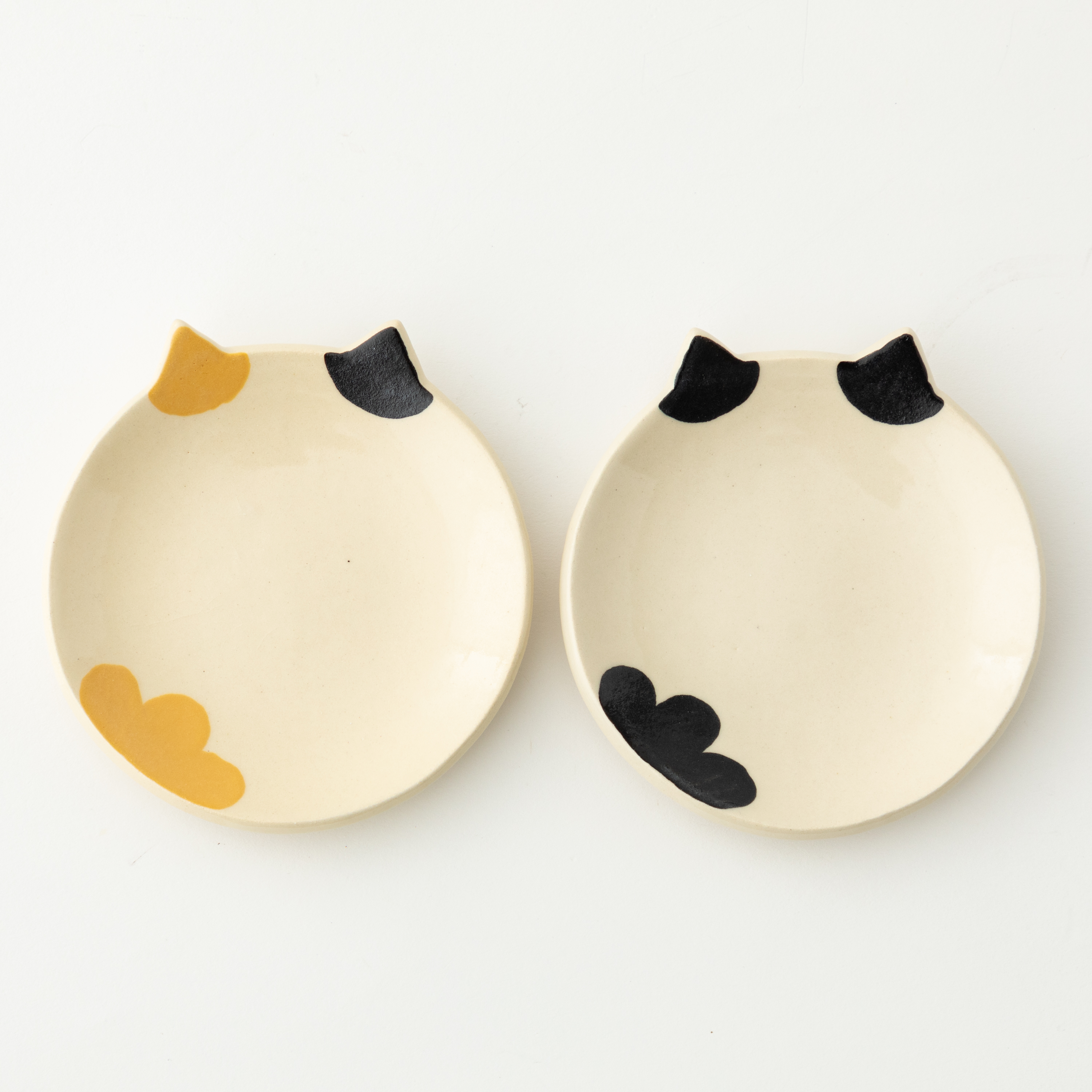 テーブルで猫を感じ心がやすらぐ猫小皿2枚セット