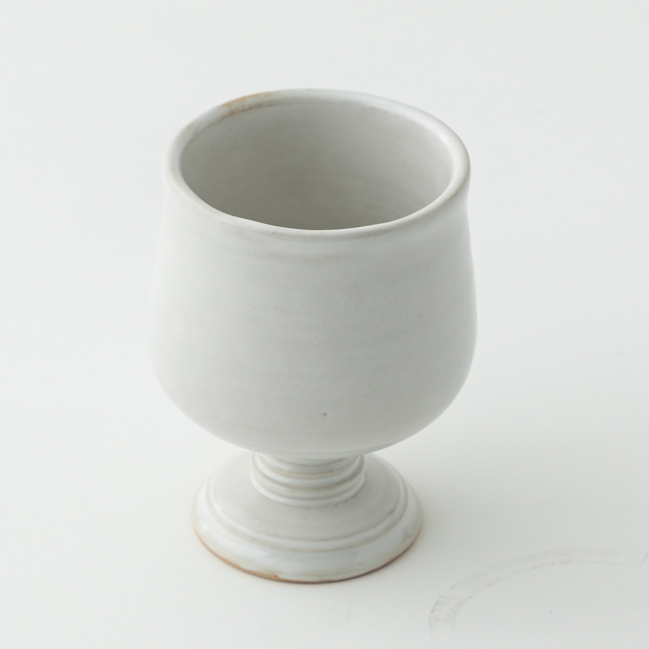 白い陶器のワインカップ  B