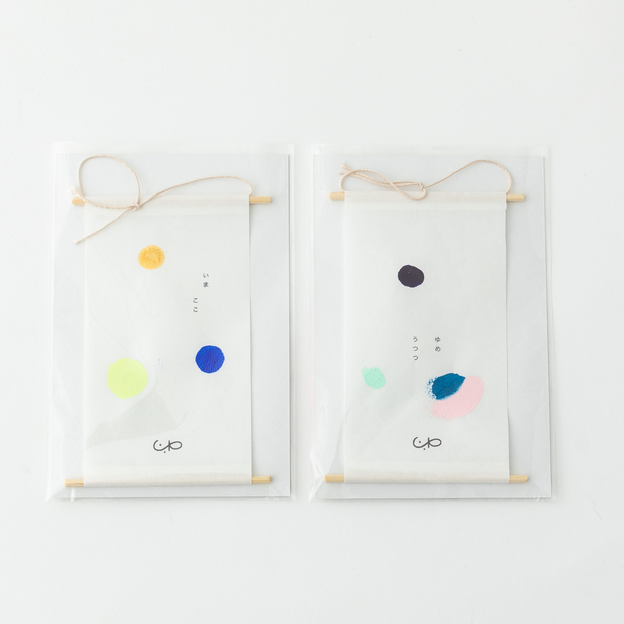 小さな原画の掛軸と木札「いまここ」と「ゆめうつつ」