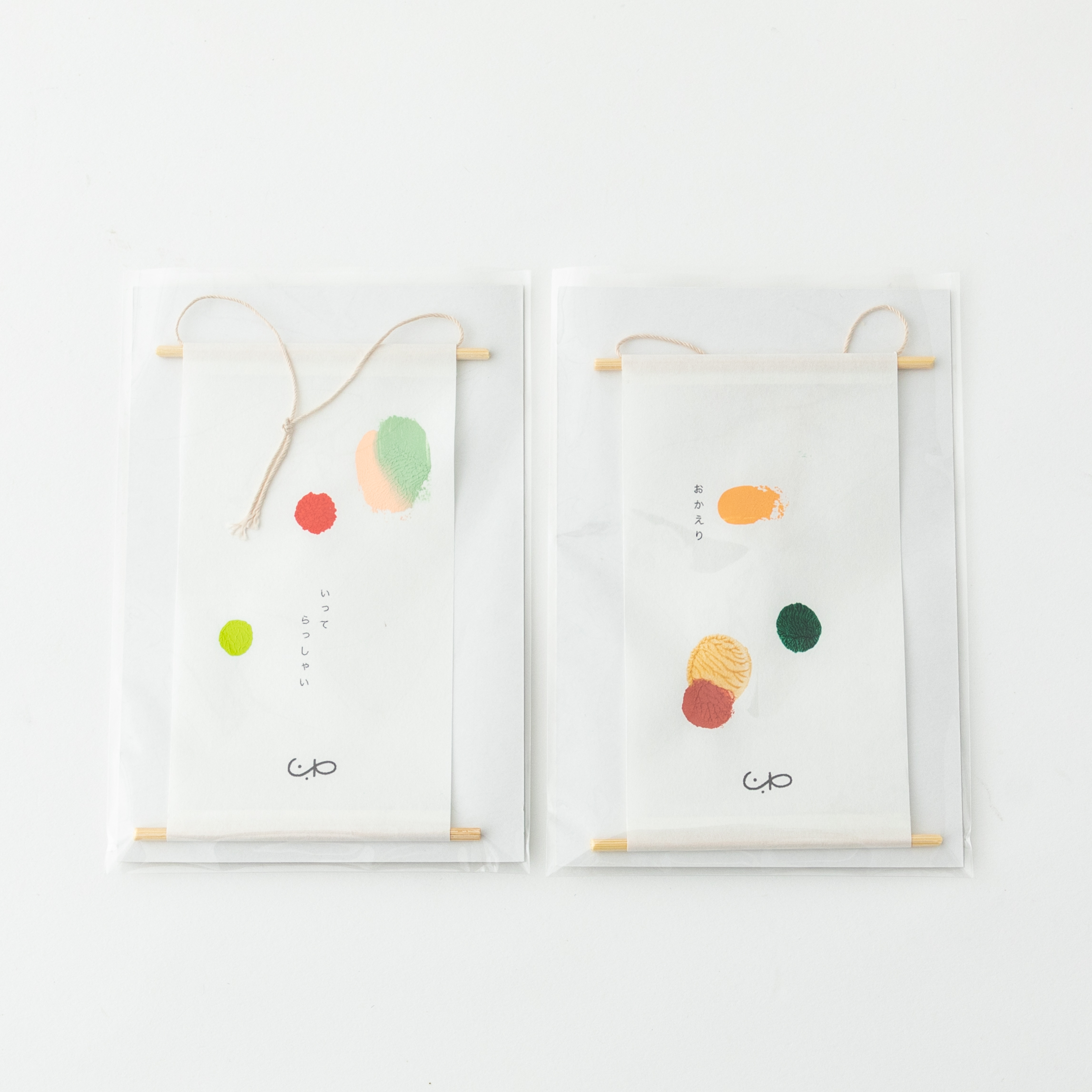 小さな原画の掛軸と木札「いってらっしゃい」と「おかえり」