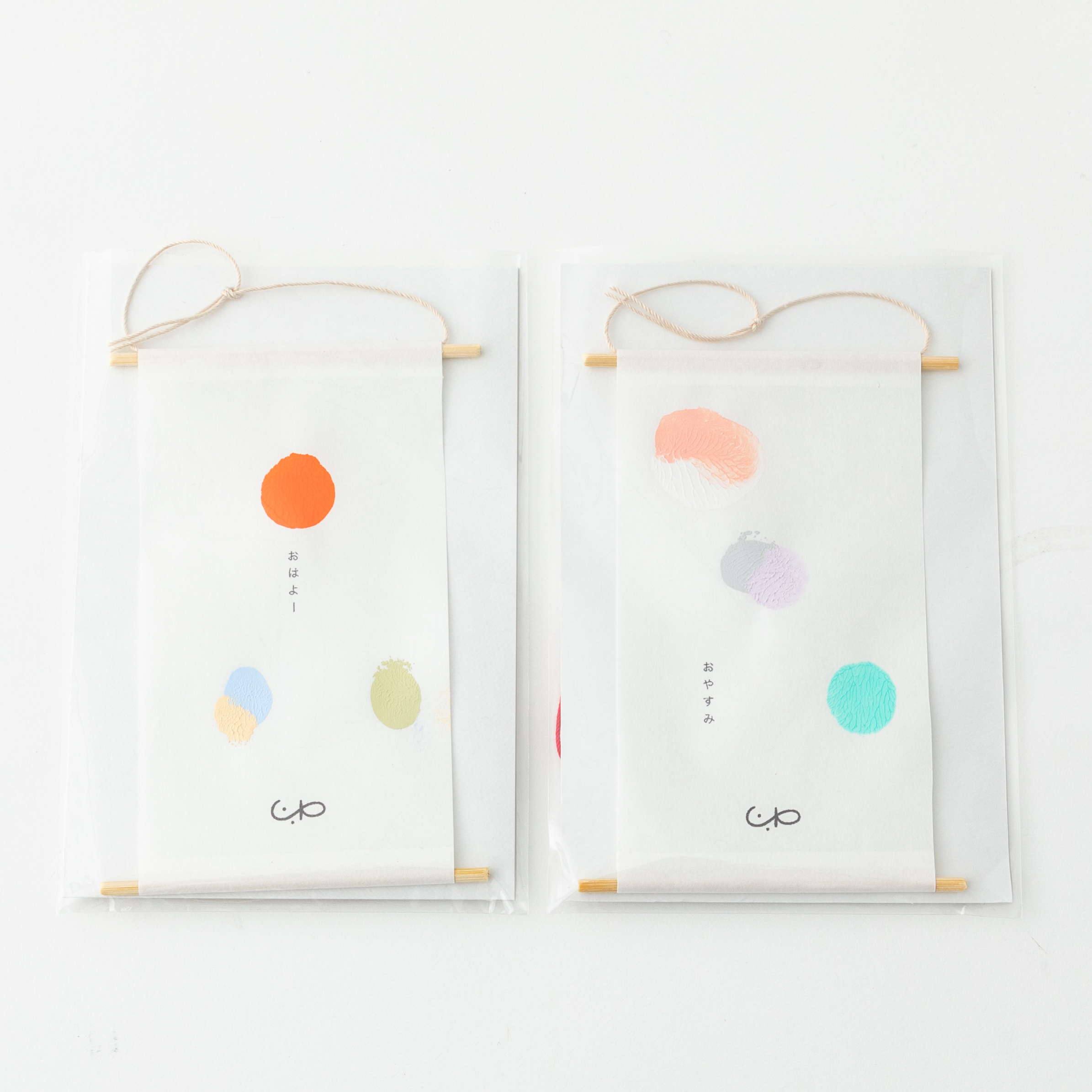 小さな原画の掛軸と木札「おはよー」と「おやすみ」