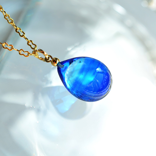 ブルーネックレス＊ゴールドカラー