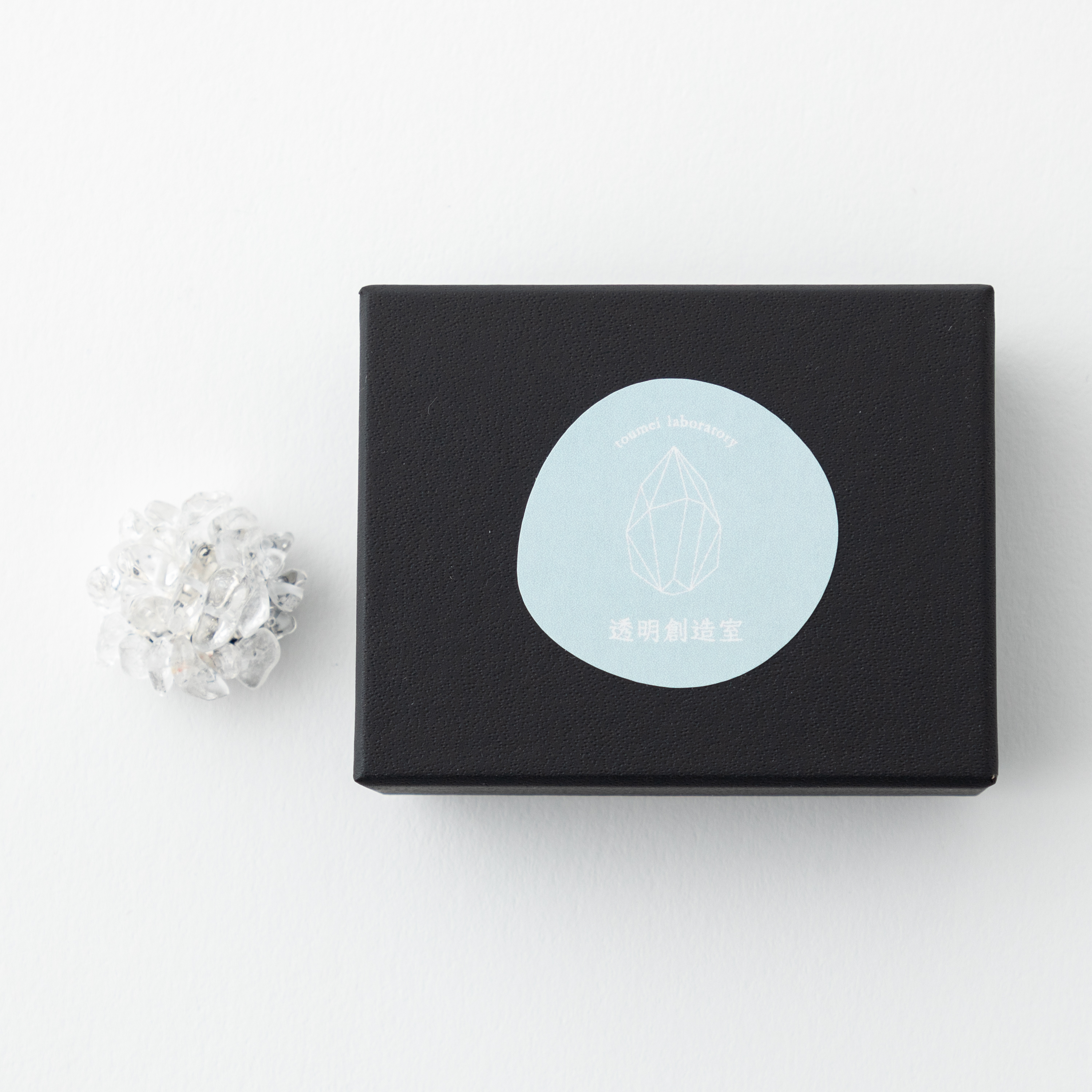 天然石〈水晶〉のブローチ　BOX入り