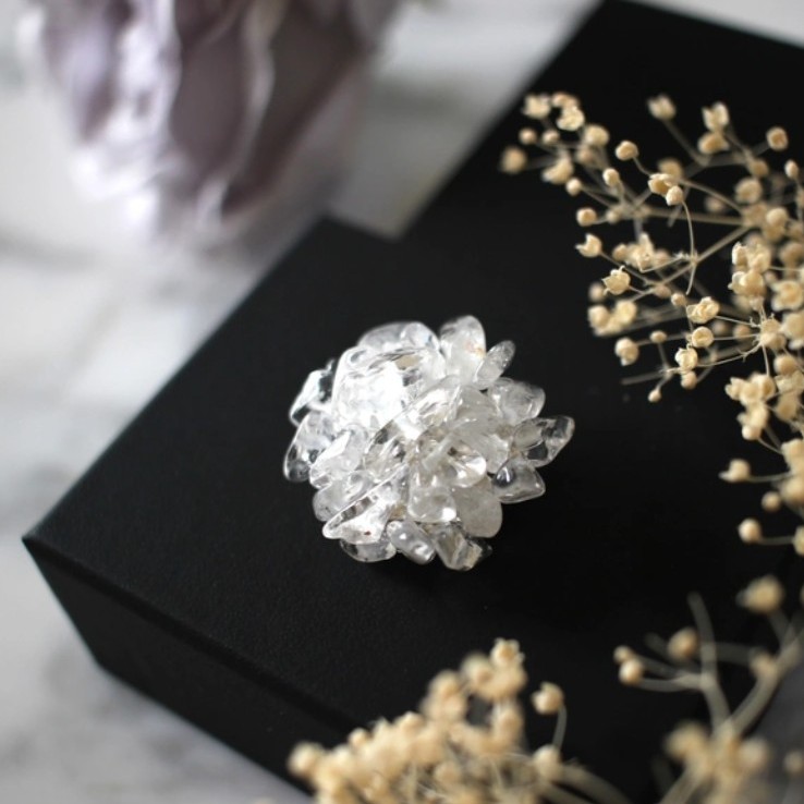 天然石〈水晶〉のブローチ　BOX入り