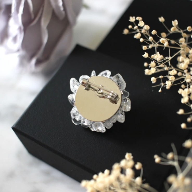 天然石〈水晶〉のブローチ　BOX入り