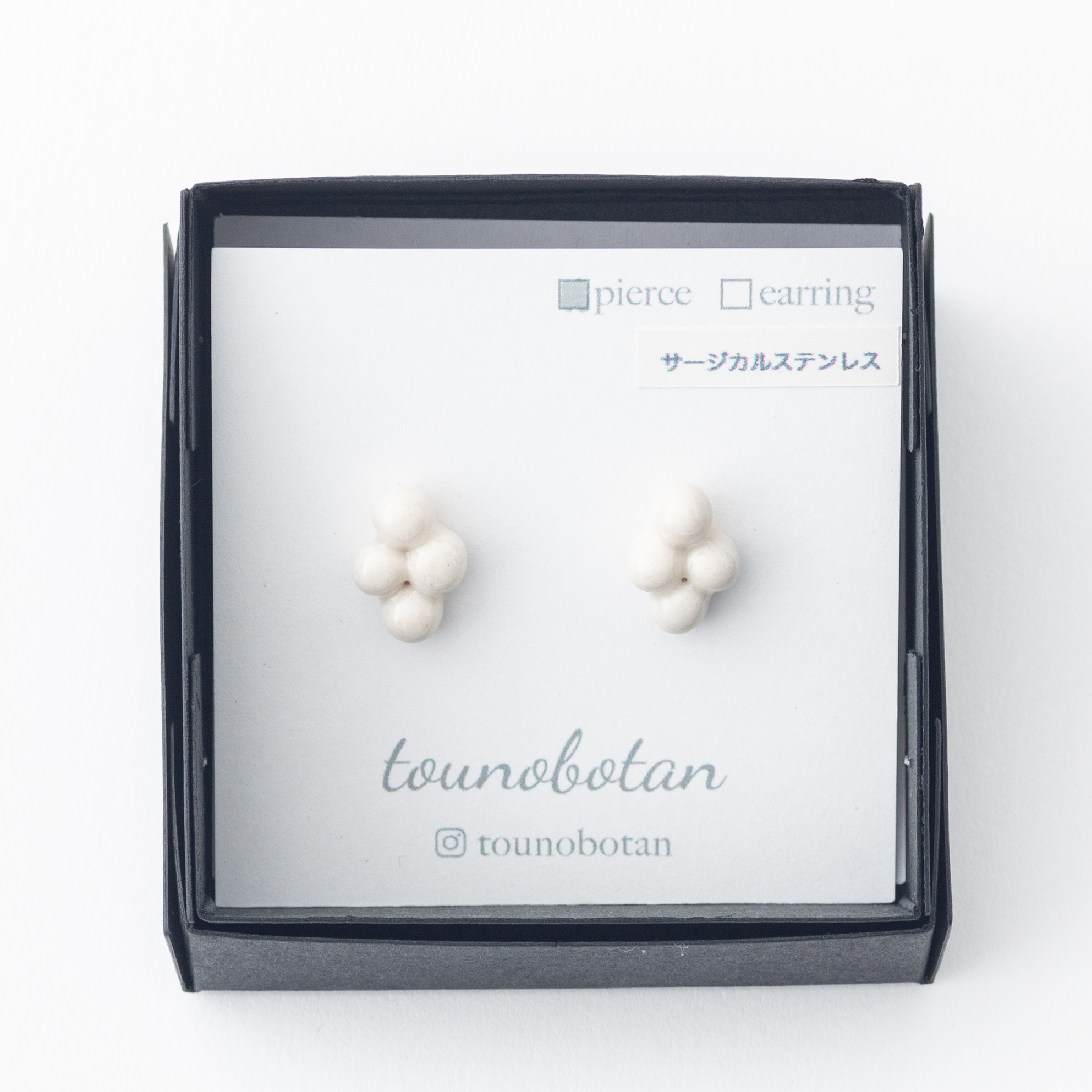 象牙色の四粒ピアス＜陶＞