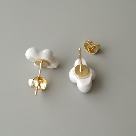 象牙色の四粒ピアス＜陶＞
