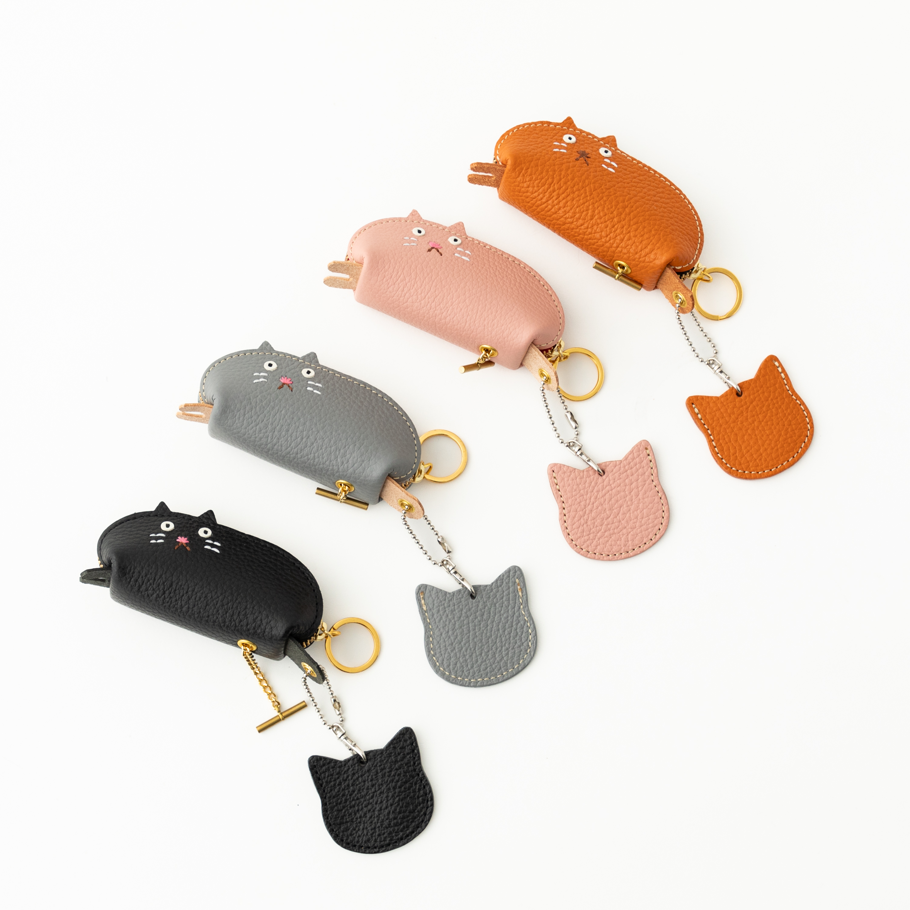【色が選べる】手のひらサイズのねこ型ファスナーキーケース（チャーム付き）