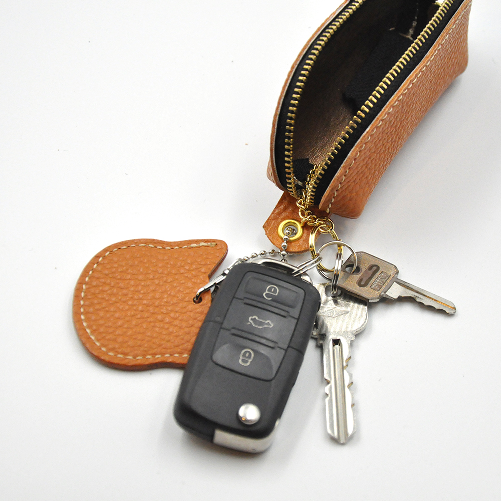 【色が選べる】手のひらサイズのねこ型ファスナーキーケース（チャーム付き）