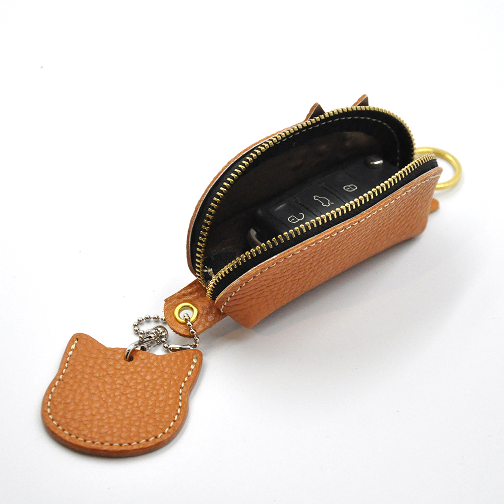 【色が選べる】手のひらサイズのねこ型ファスナーキーケース（チャーム付き）
